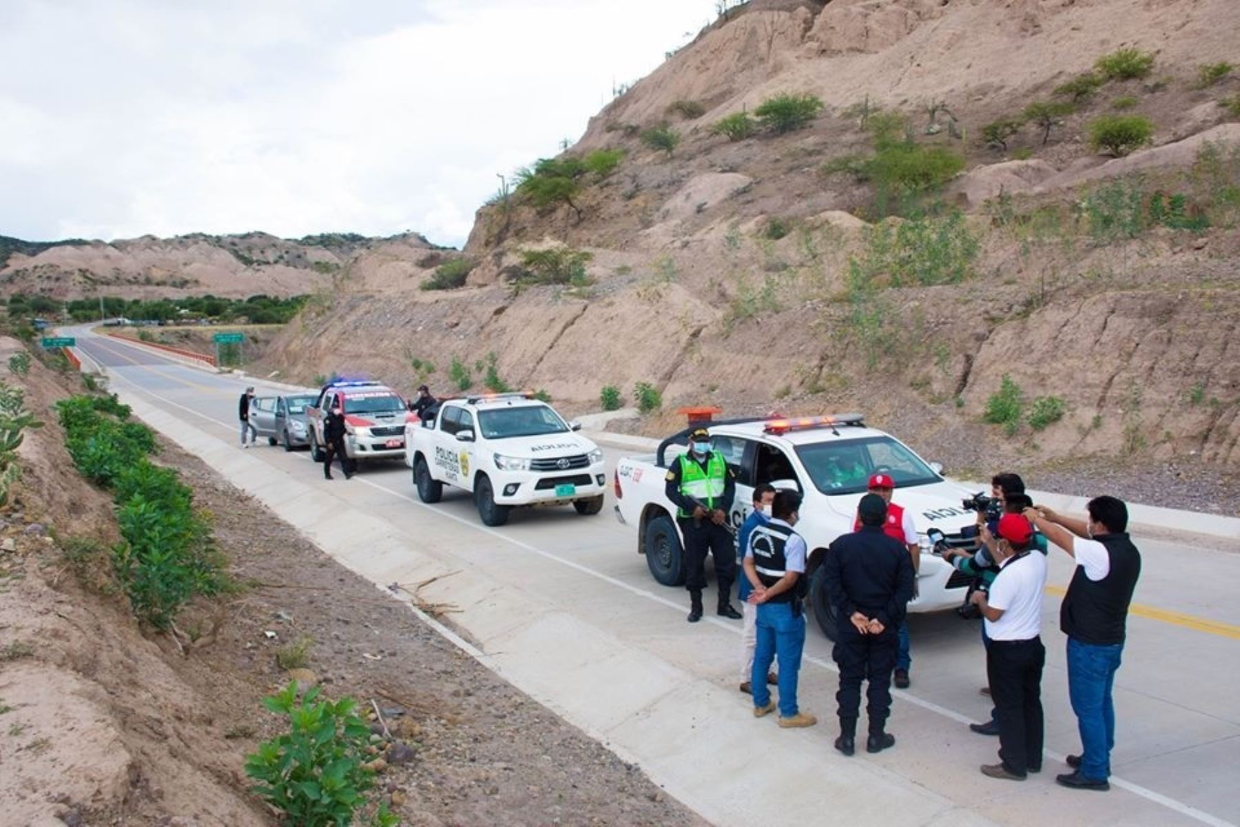 Autoridades de Ayacucho verifican la restricción del tránsito de vehículos en las carreteras de esa región como medida de prevención del coronavirus. ANDINA/Difusión