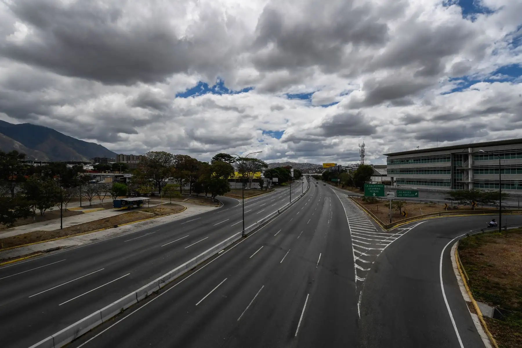 La avenida Francisco Fajardo en Caracas, Venezuela luce vacía debido a la cuarentena establecida por el gobierno para frenar el avance del coronavirus COVID-19. Foto: AFP