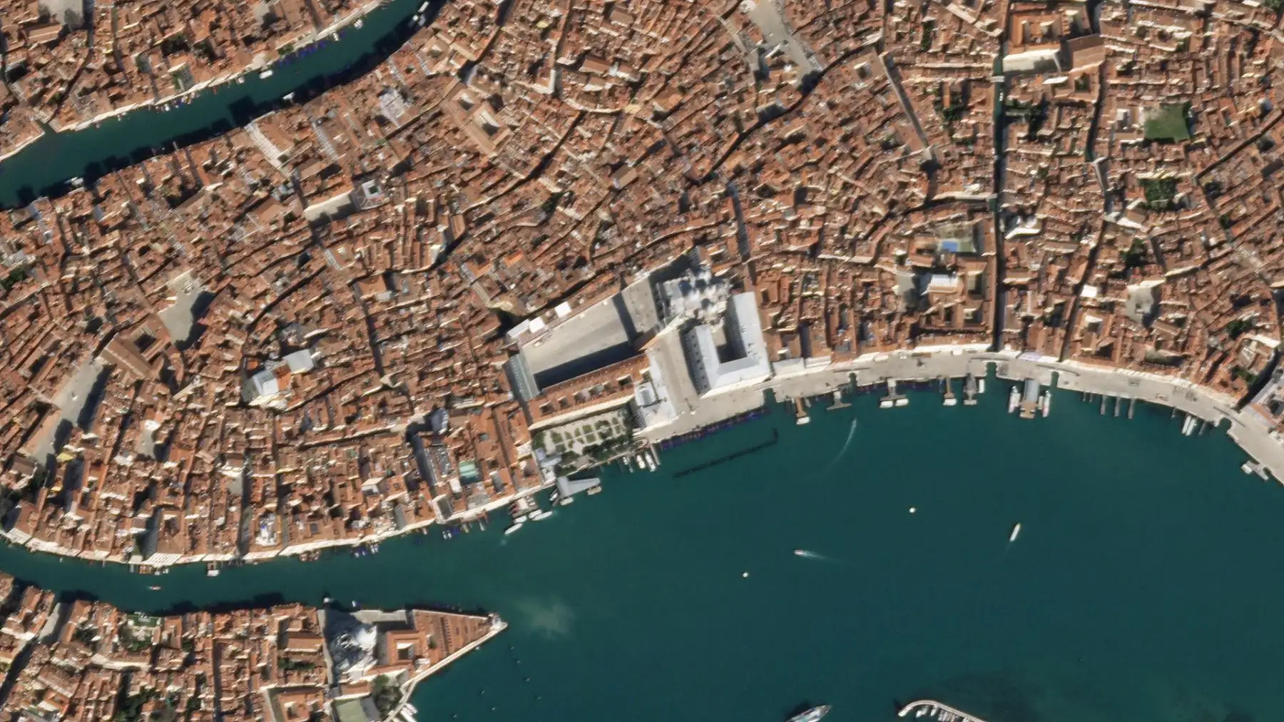 Imagen satelital de Venecia Italia, cuyas aguas lucen más claras desde que la cuarentena comenzó en el país a fin de frenar el avance del coronavirus COVID-19. Foto: AFP PHOTO / SATELLITE IMAGE ©2020 MAXAR TECHNOLOGIES