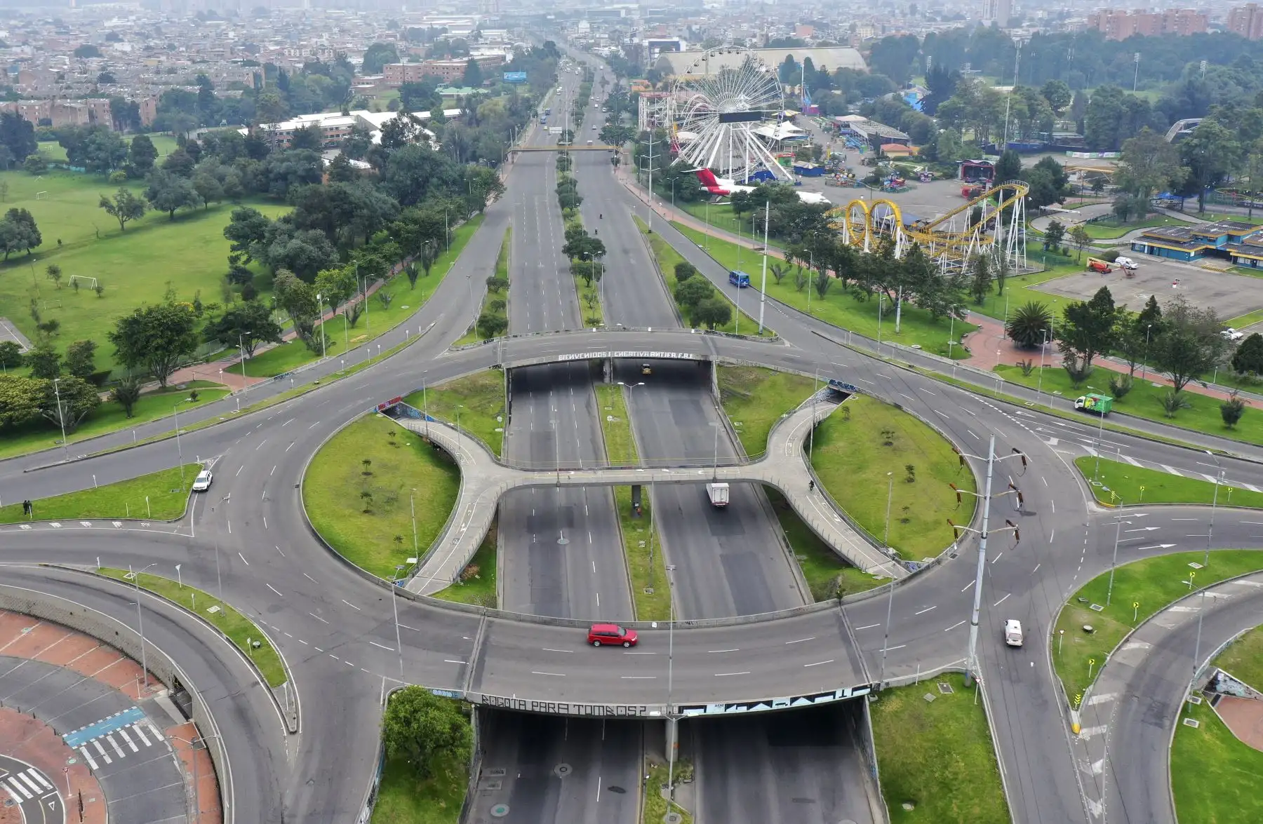 Vista aérea de una avenida vacía en Bogota, Colombia después del aislamiento social en todo el país por el coronavirus COVIT-19. Foto: AFP
