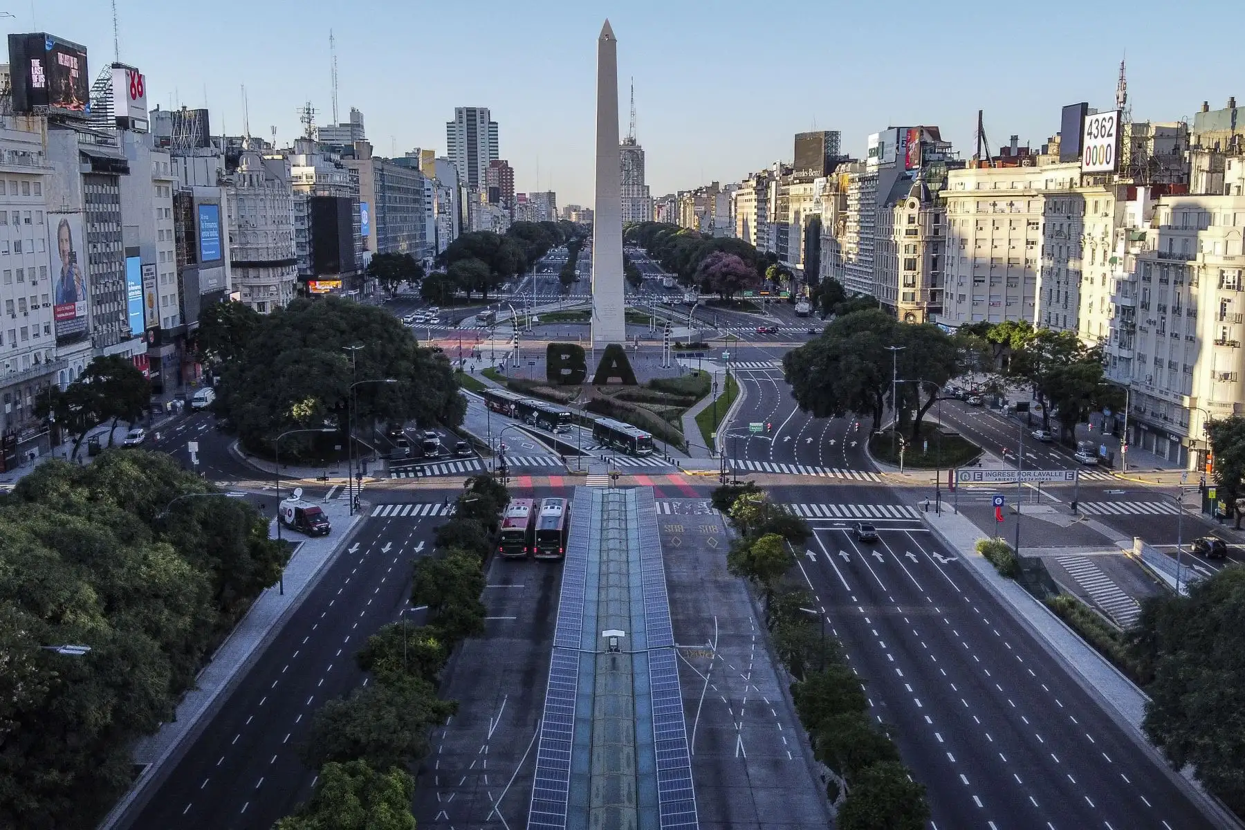 La avenida 9 de Julio en Buenos Aires, Argentina se encuentra sin tránsito vehicular ni peatones quienes se encuentran en cuarentena para frenar el avance del coronavirus COVIT-19. Foto: AFP