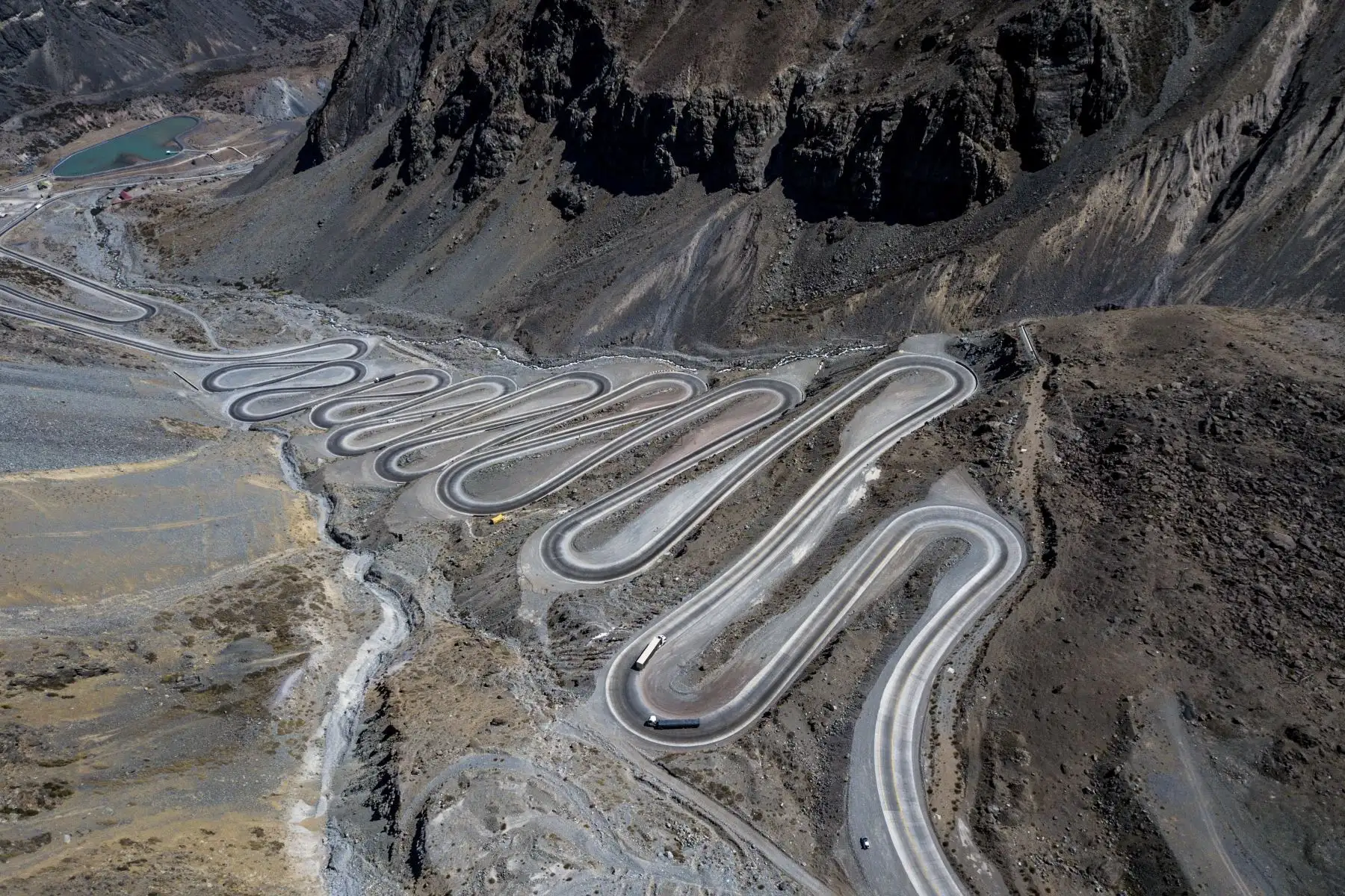 El paso internacional Libertadores de los Andes en Chile ha reducido considerablemente su tránsito vehicular debido a la cuarentena por el coronavirus COVIT-19. Foto: AFP