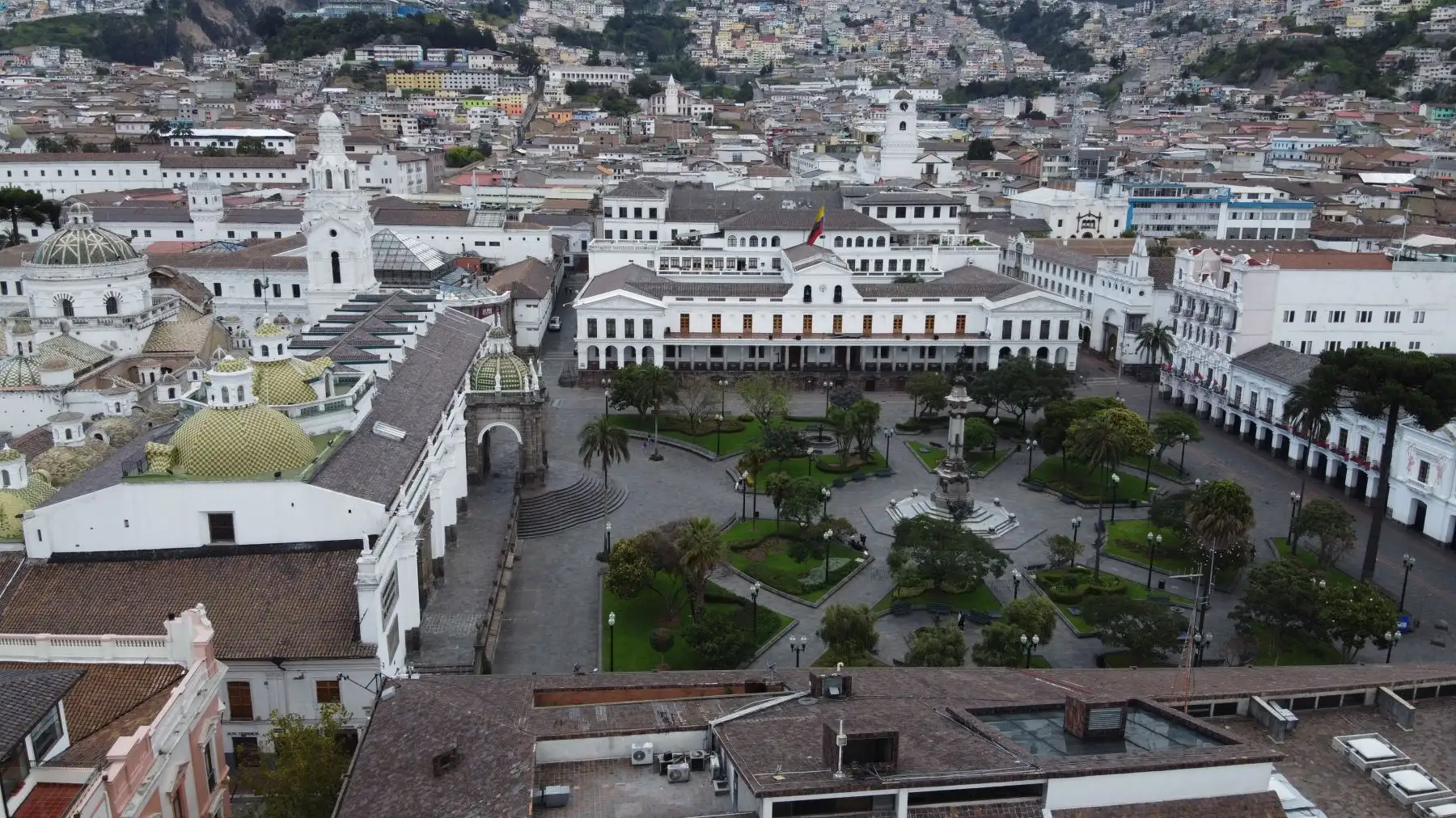 Plaza Grande en Quito, Ecuador luce desolada debido a las restricciones de movilidad establecidas por el gobierno para frenar el Coronavirus COVIT-19. Foto: AFP