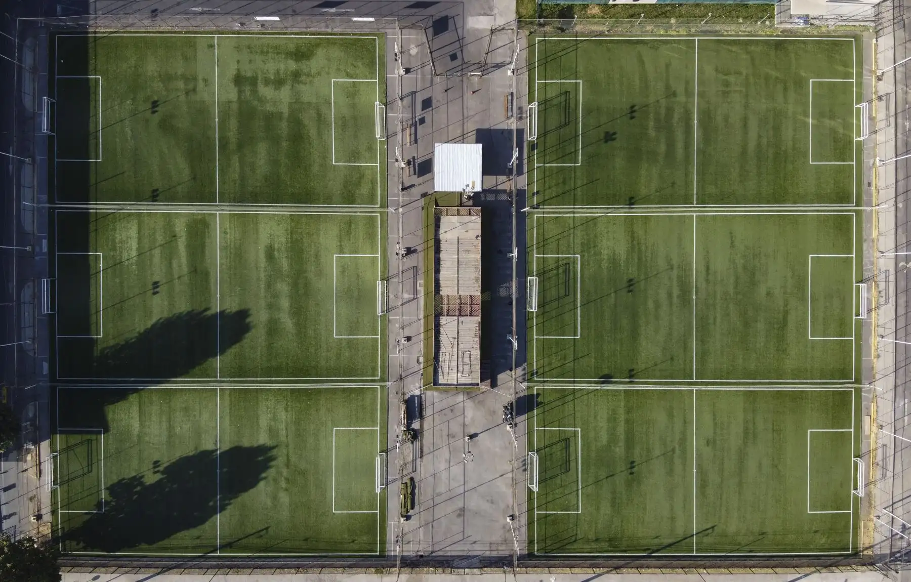 Imagen de un desolado campo de futbol en Santiago de Chile en plena cuarentena por el coronavirus COVIT-19. Foto: AFP