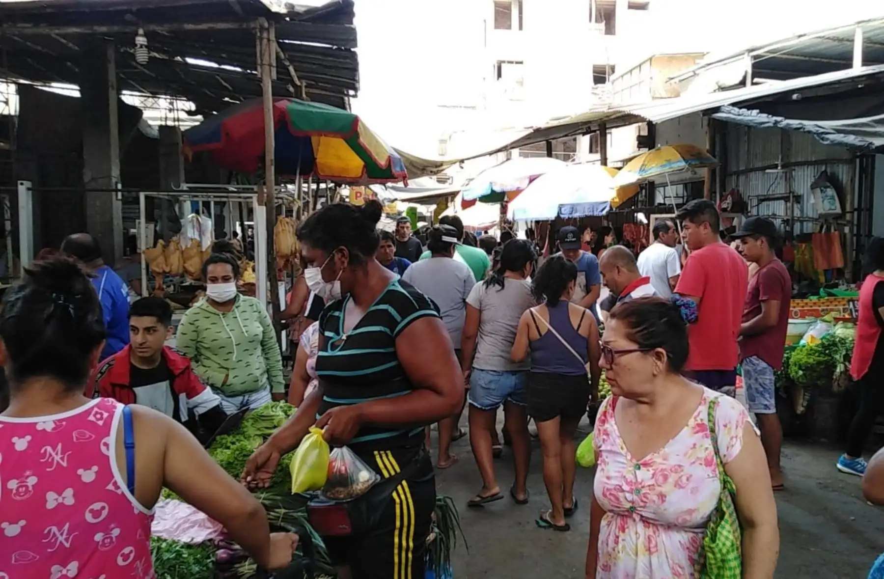 La aglomeración de las personas en los mercados es una de las preocupaciones de las autoridades regionales de La Libertad. ANDINA/Difusión