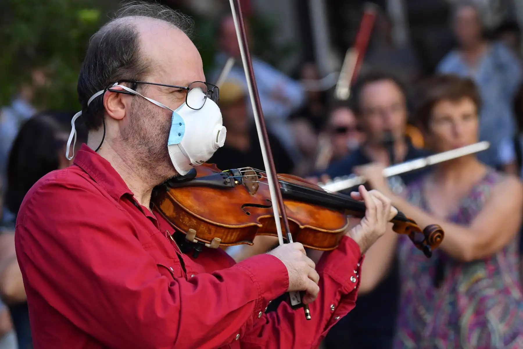 Un miembro de la orquesta de Opera Australia se presenta en Sydney, Australia. Coronavirus Covid-19. Foto: AFP