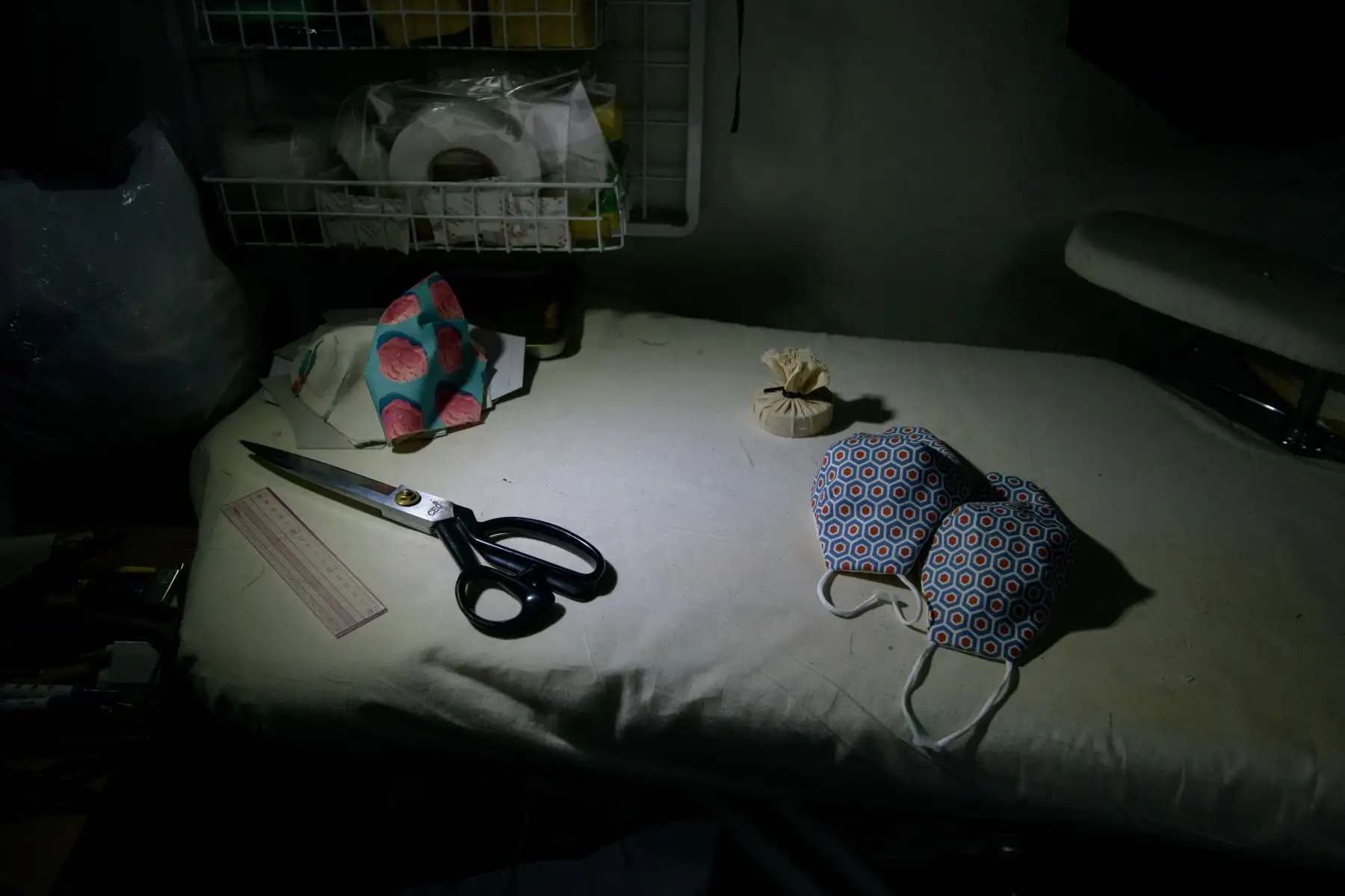 Las máscaras faciales hechas a mano diseñadas por Paul Park se exhiben en su taller en Seúl en plena época del coronavirus, Covid-19. Foto: AFP