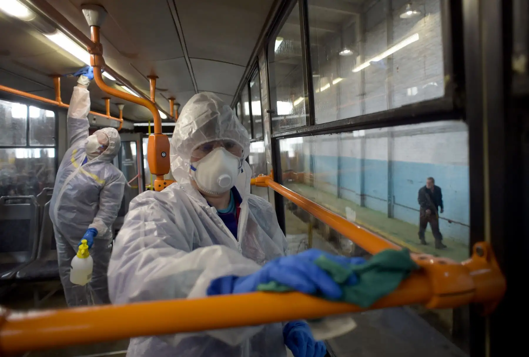Los empleados que usan equipo de protección desinfectan un tranvía, como parte de las medidas preventivas contra el coronavirus COVID-19, en San Petersburgo. Foto: AFP