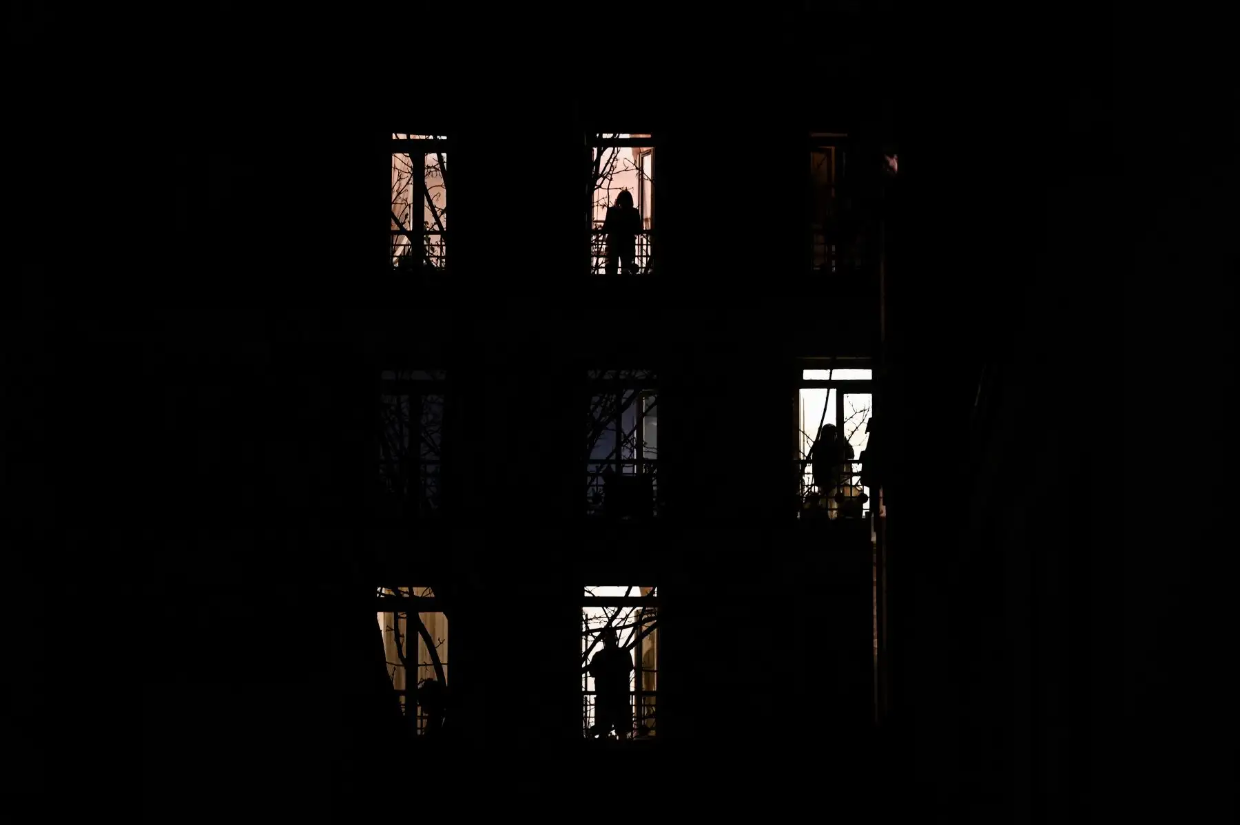 Un grupo de vecinos en París, Francia se paran junto a sus ventanas y aplauden en solidaridad con los trabajadores de la salud en la primera línea del brote de coronavirus COVID-19 que afecta al país. Foto: AFP
