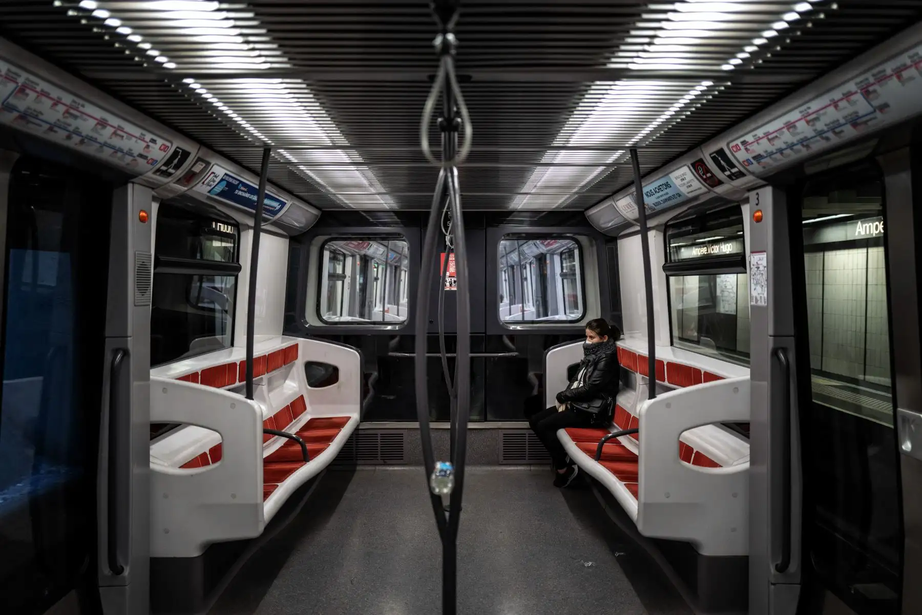 Una mujer se sienta en un vagón de metro el 20 de marzo de 2020 en Lyon, Francia en el cuarto día de un estricto encierro para detener la propagación de COVID-19. Foto: AFP