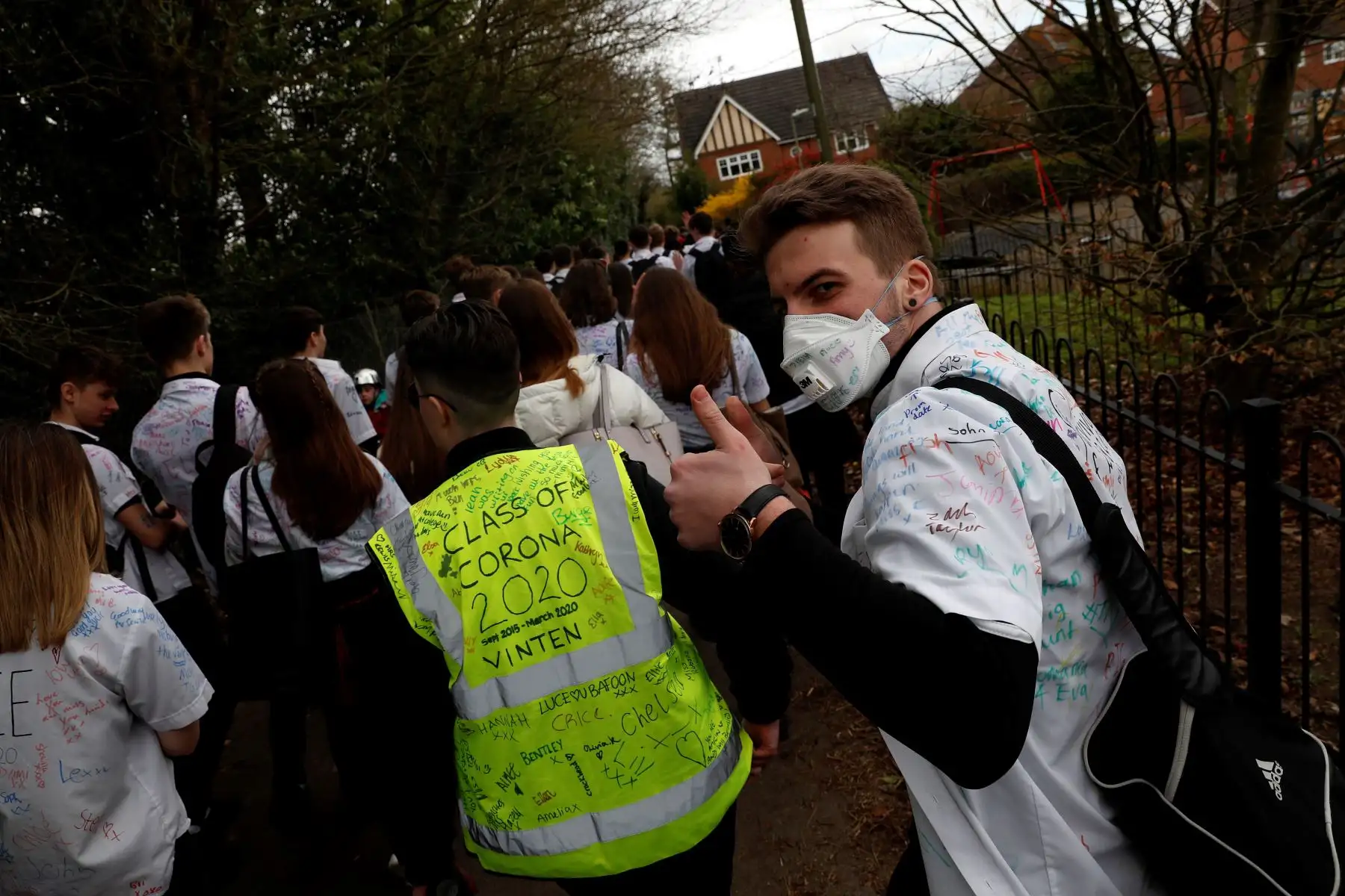 Alumnos de secundaria asisten a la escuela con camisetas cubiertas de graffiti en donde se leen 