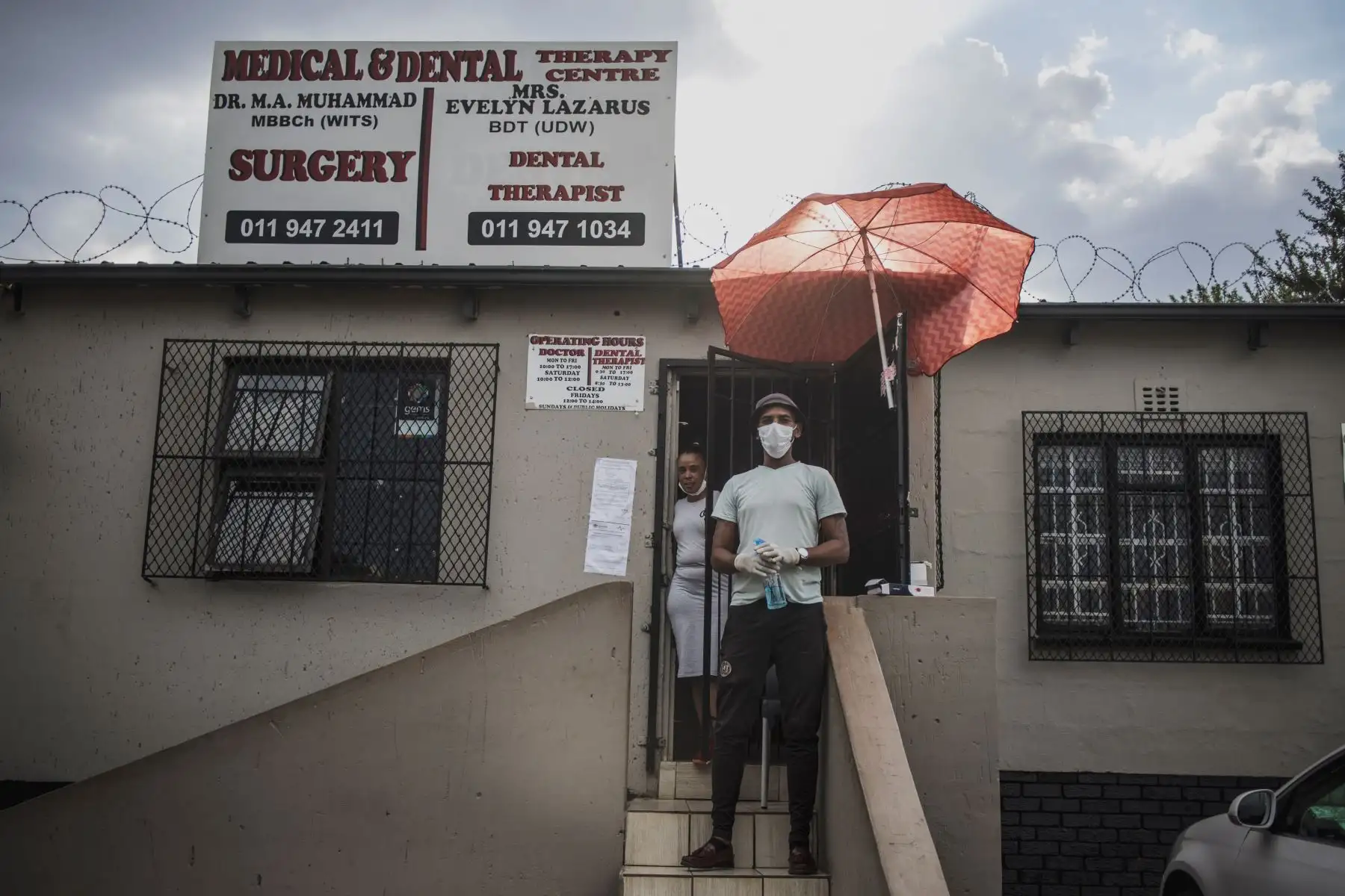Un hombre usa una máscara en medio de la preocupación por la propagación del coronavirus COVID-19 fuera de una pequeña clínica en Eldorado Park, Johannesburgo, Sudáfrica. Foto: AFP