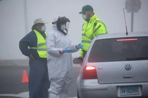 Los cuidados para tratar la infección del covid-19 las dan médicos especializados del sector salud de cada país. Foto: AFP
