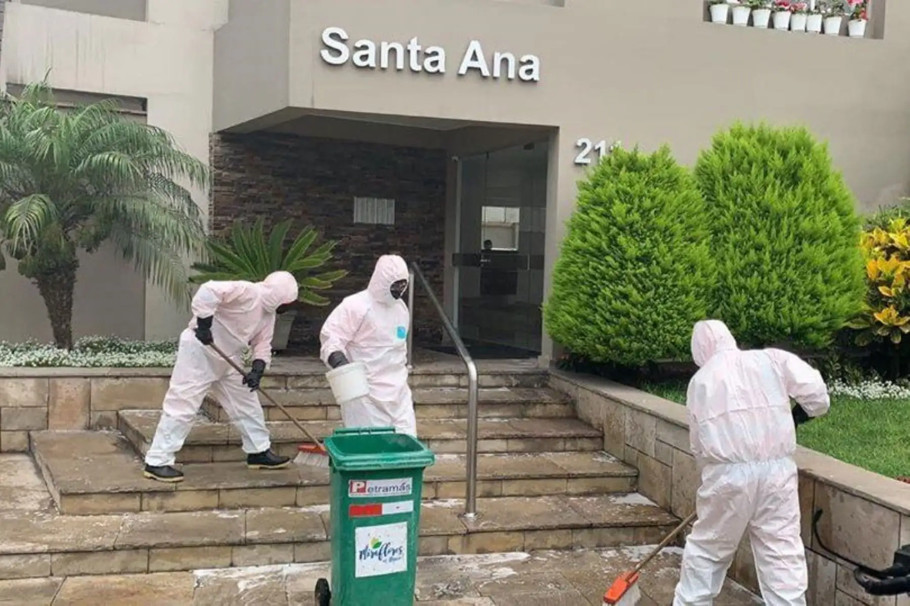 Edificio Santa Ana, en Miraflores, cuyos alrededores fueron desinfectados por personal del concejo distrital.