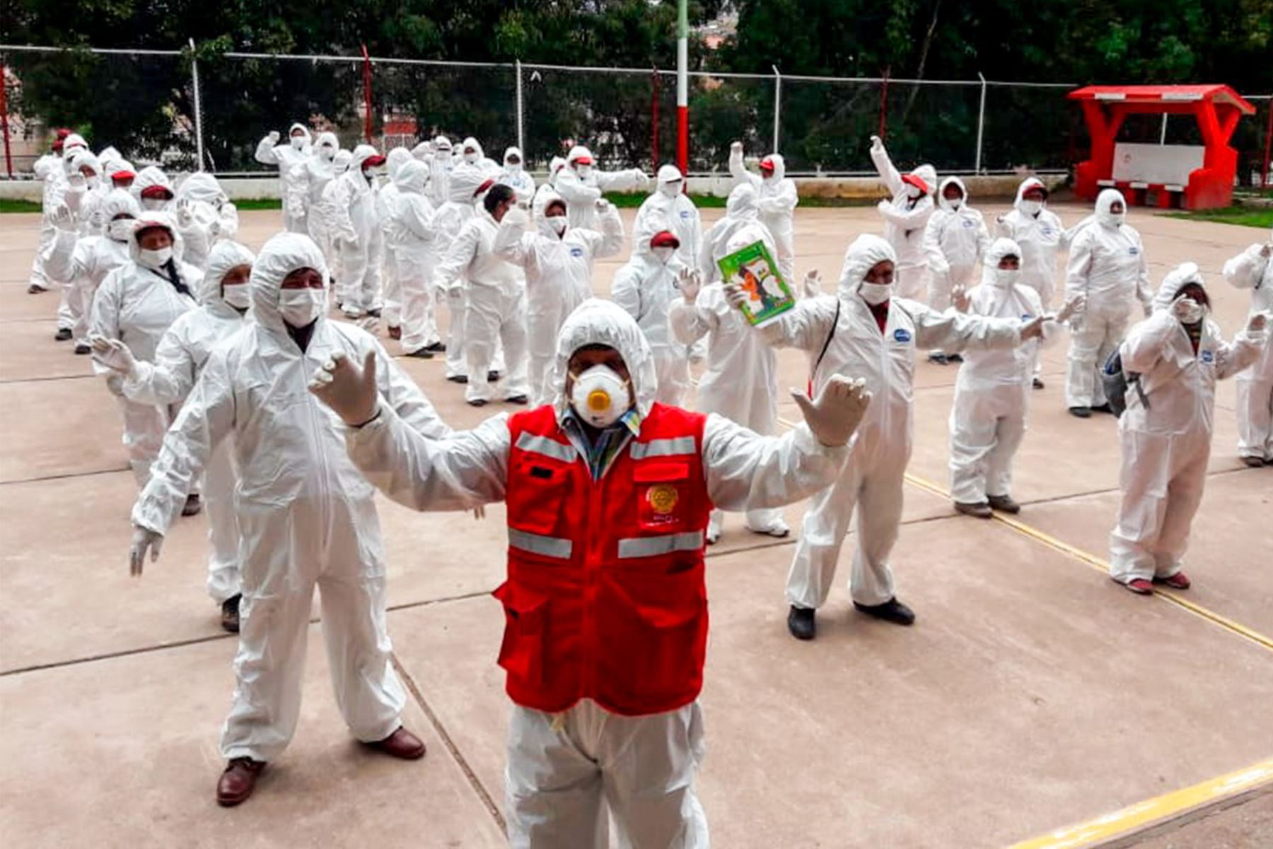Trabajadores de limpieza pública usan indumentaria especial para evitar contagio. Foto: ANDINA/Percy Hurtado Santillán