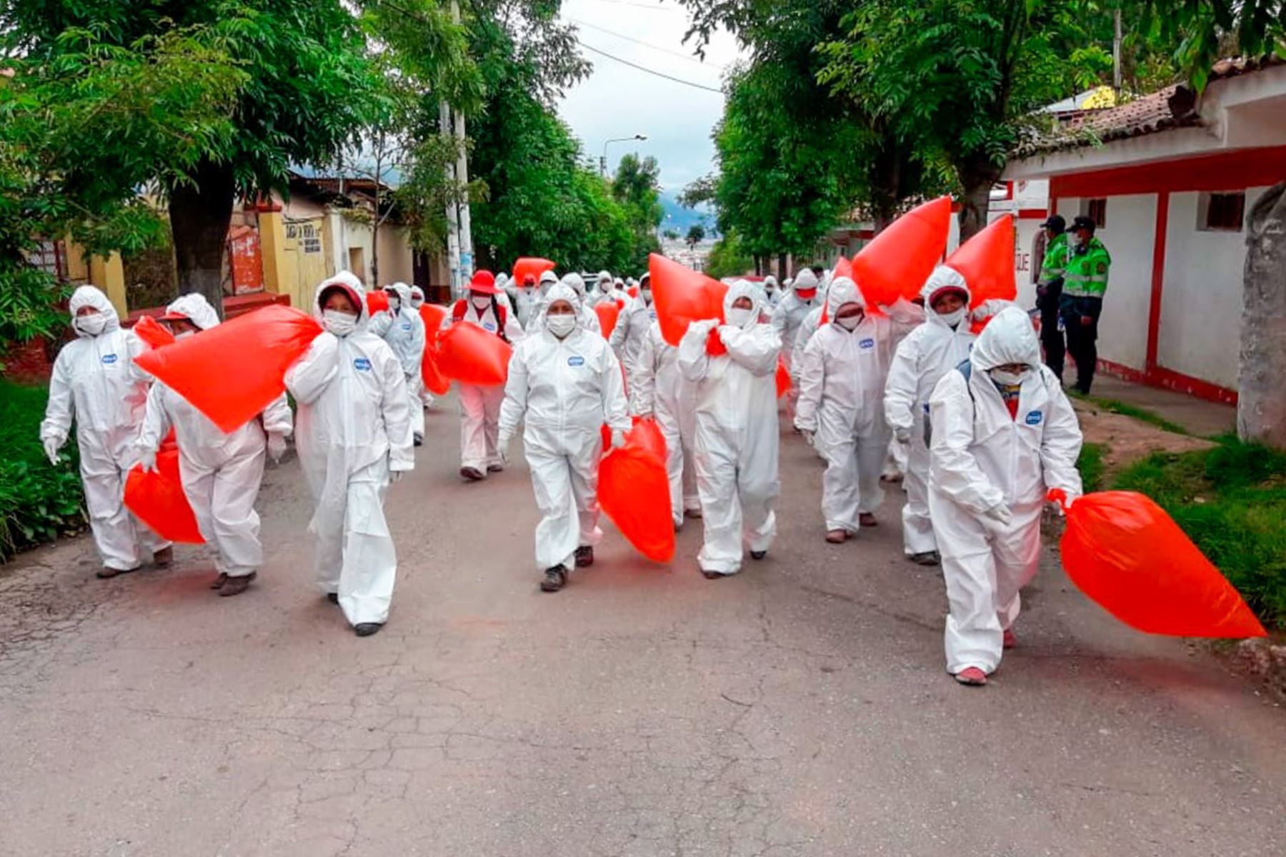 Trabajadores de limpieza pública usan indumentaria especial para evitar contagio. Foto: ANDINA/Percy Hurtado Santillán
