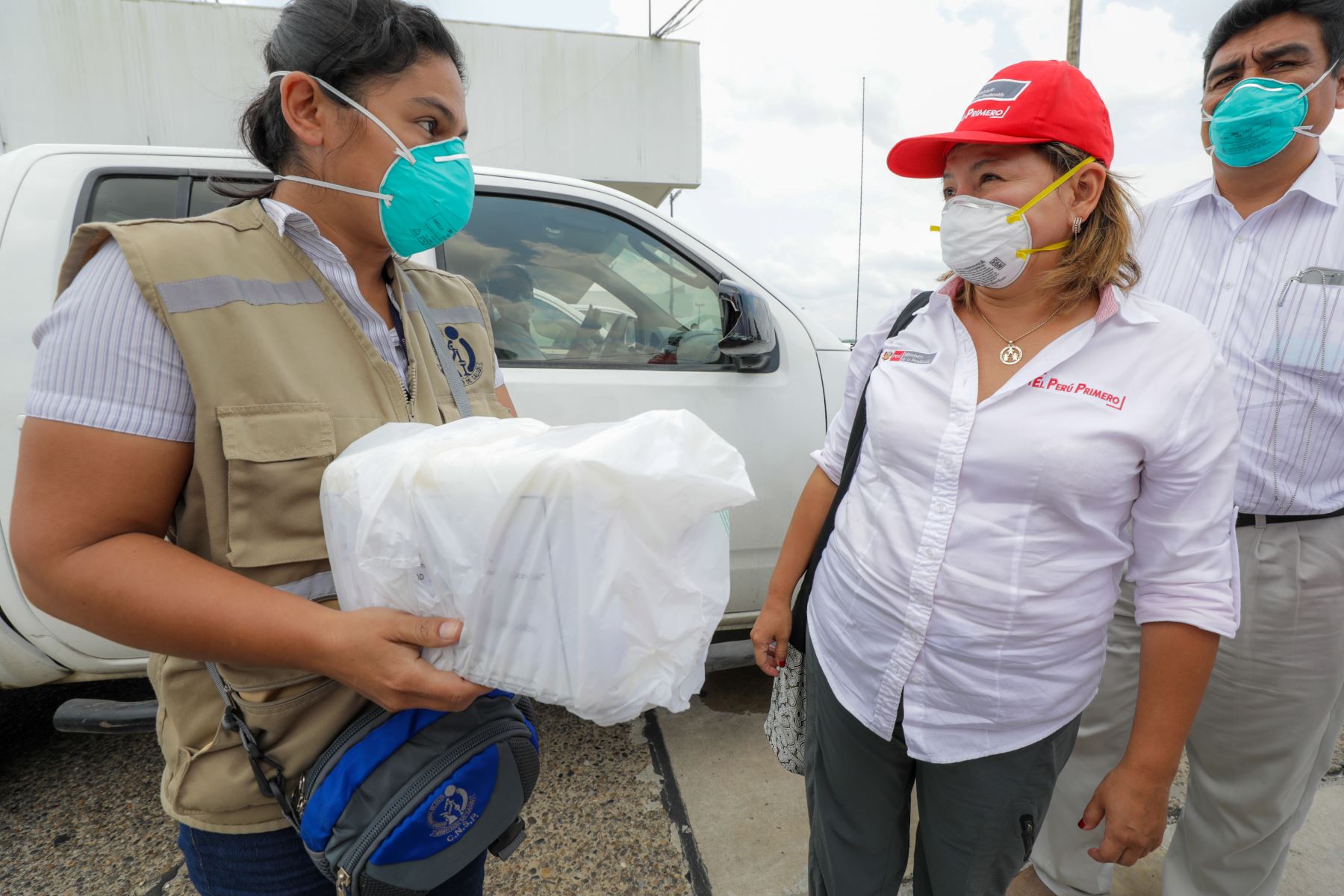 Ministra de la Producción Rocío Barrios supervisa la entrega de 5 toneladas de material médico en San Martín y Loreto