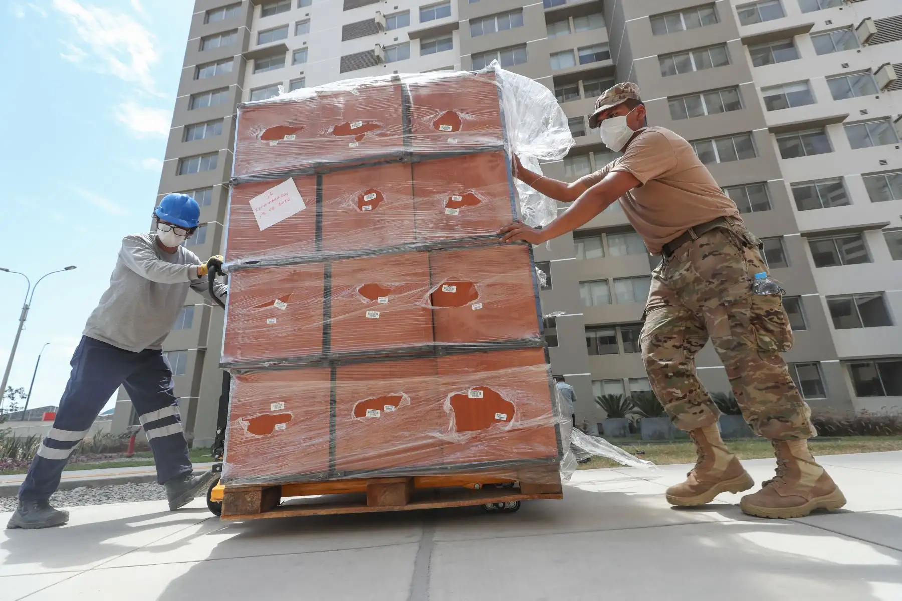 FF.AA apoyan en implementación de  Villa Panamericana para pacientes de Covid -19.
Foto:Mindef
