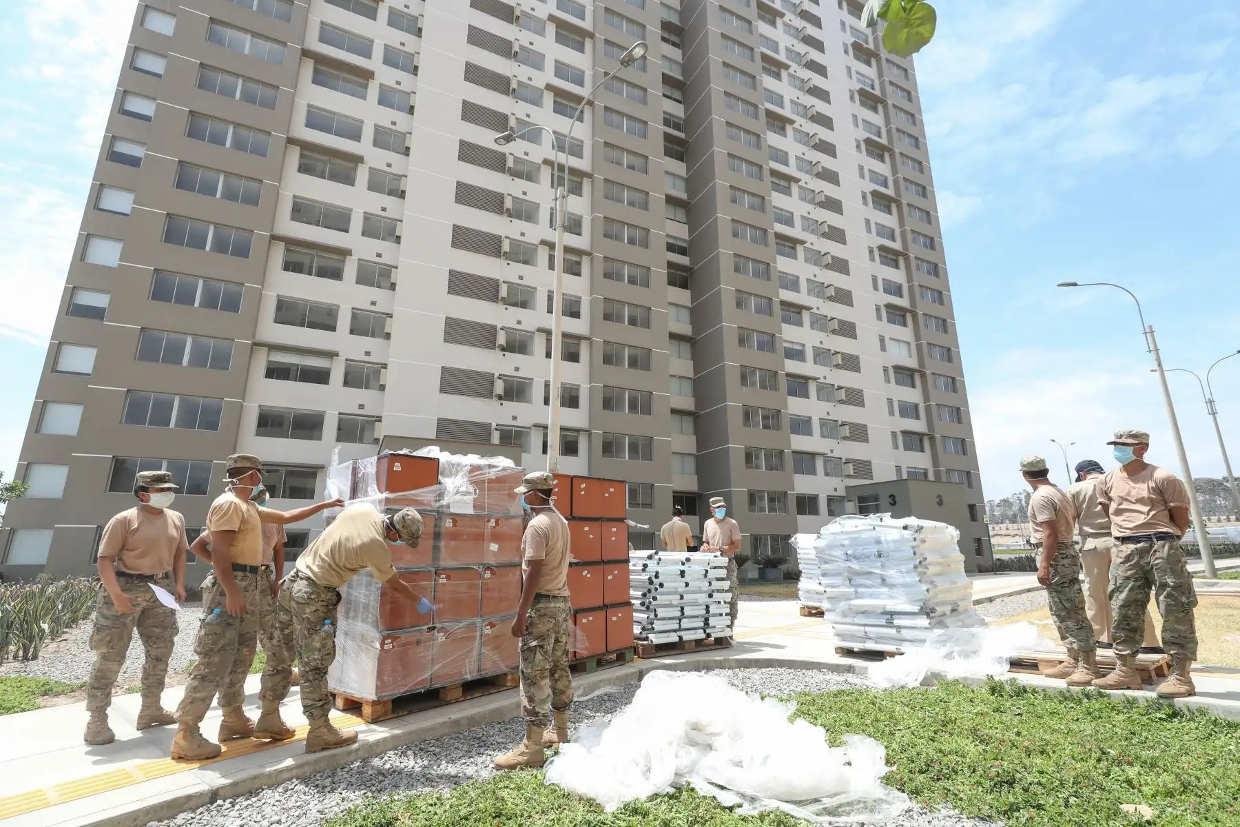 FF.AA apoyan en implementación de  Villa Panamericana para pacientes de Covid -19.
Foto:Mindef