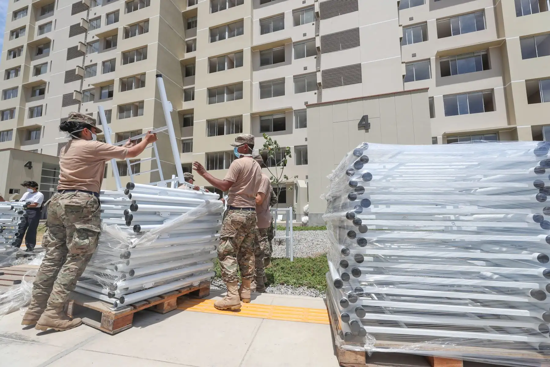 FF.AA apoyan en implementación de  Villa Panamericana para pacientes de Covid -19.
Foto:Mindef