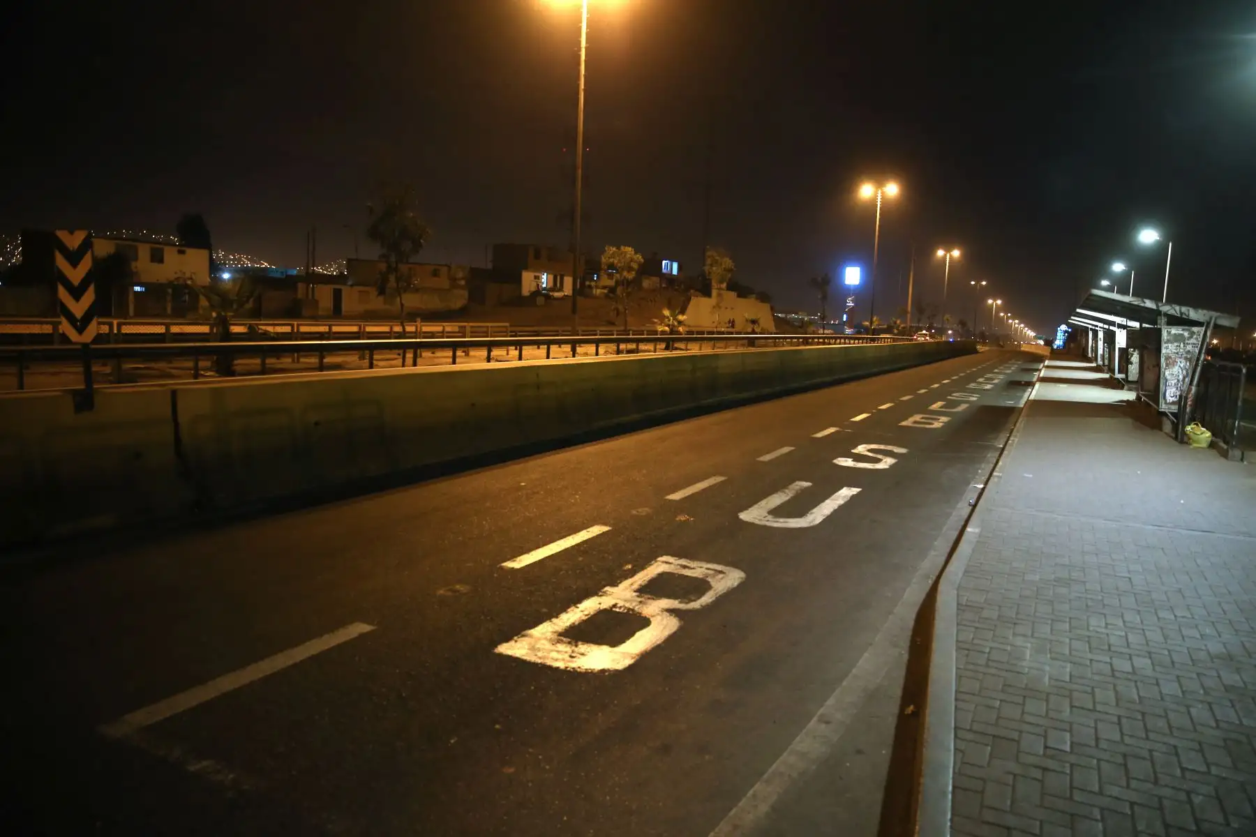 Pobladores de la Panamericana Sur , altura de Puente Alipio Ponce, acatan la Inmovilización social obligatoria desde las 20:00 hasta las 05:00 horas.
 Foto: ANDINA/Vidal Tarqui