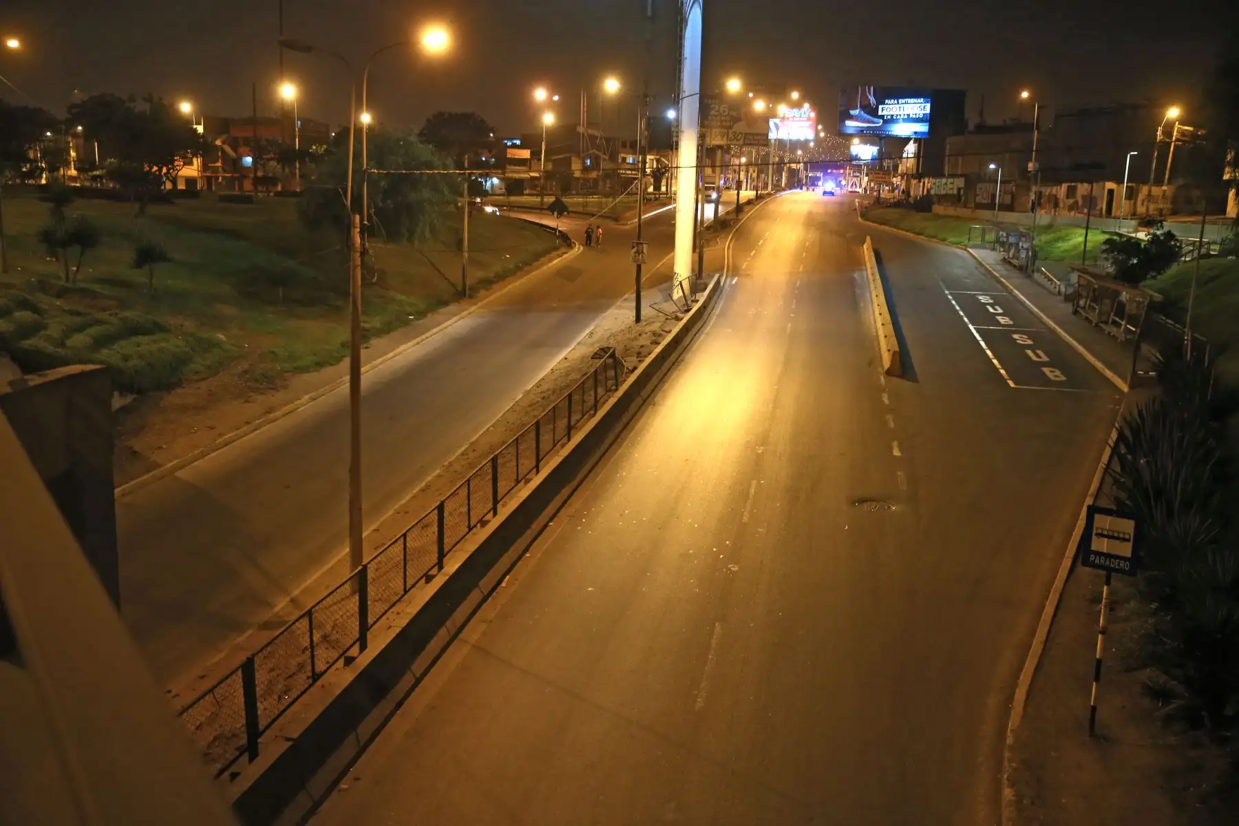 Pobladores de la Panamericana Sur , altura de Puente Alipio Ponce, acatan la Inmovilización social obligatoria desde las 20:00 hasta las 05:00 horas.
 Foto: ANDINA/Vidal Tarqui