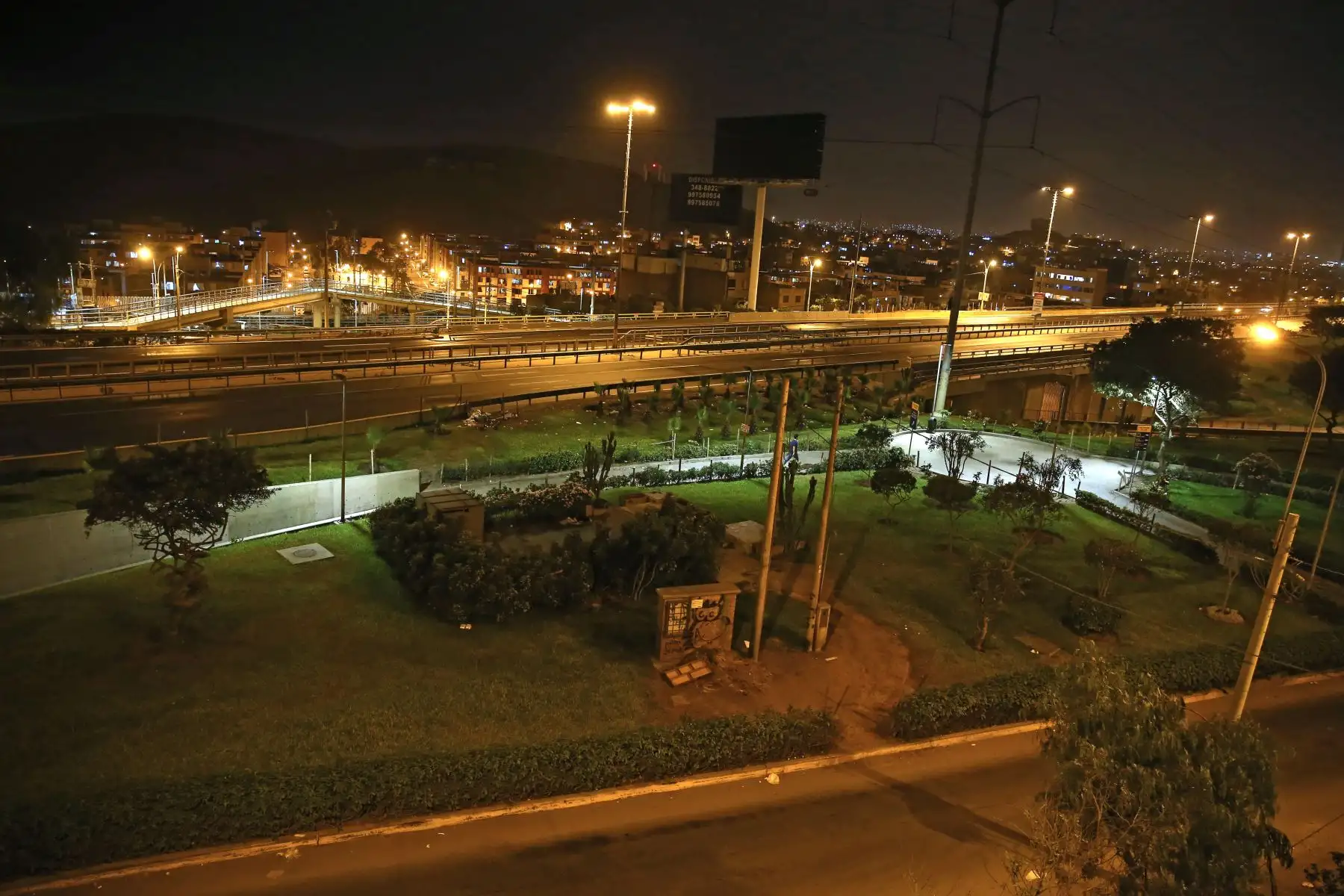 Pobladores de la Panamericana Sur , altura de Puente Alipio Ponce, acatan la Inmovilización social obligatoria desde las 20:00 hasta las 05:00 horas.
 Foto: ANDINA/Vidal Tarqui