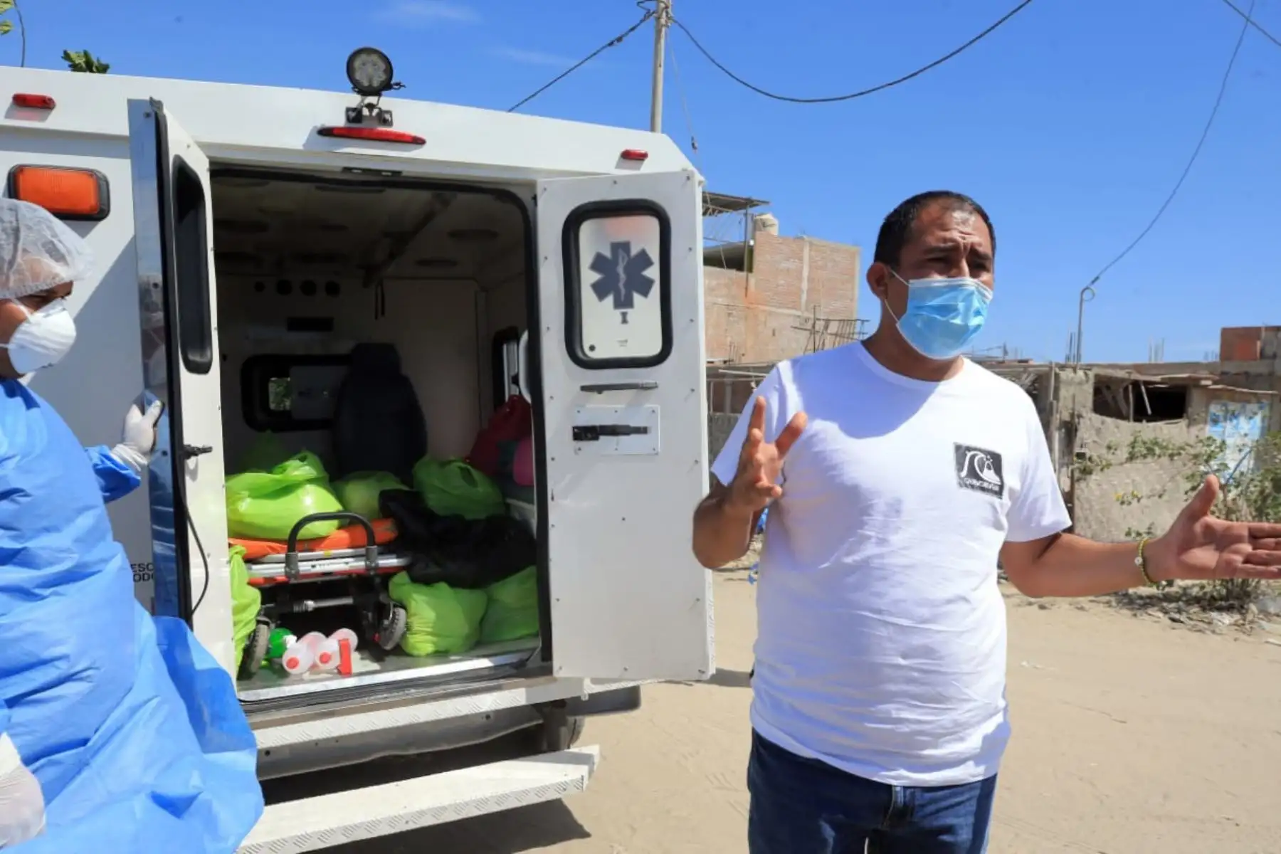 El gobernador regional de Áncash, Juan Carlos Morillo, las instalaciones de la Red de Salud Pacífico Sur, en Nuevo Chimbote. FOTO: ANDINA/Difusión