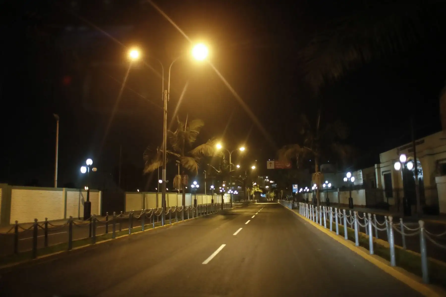 Avenida Chorrillos luce vacía por Inmovilización social obligatoria desde las 20:00 hasta las 05:00 horas. 
Foto: ANDINA/Renato Pajuelo