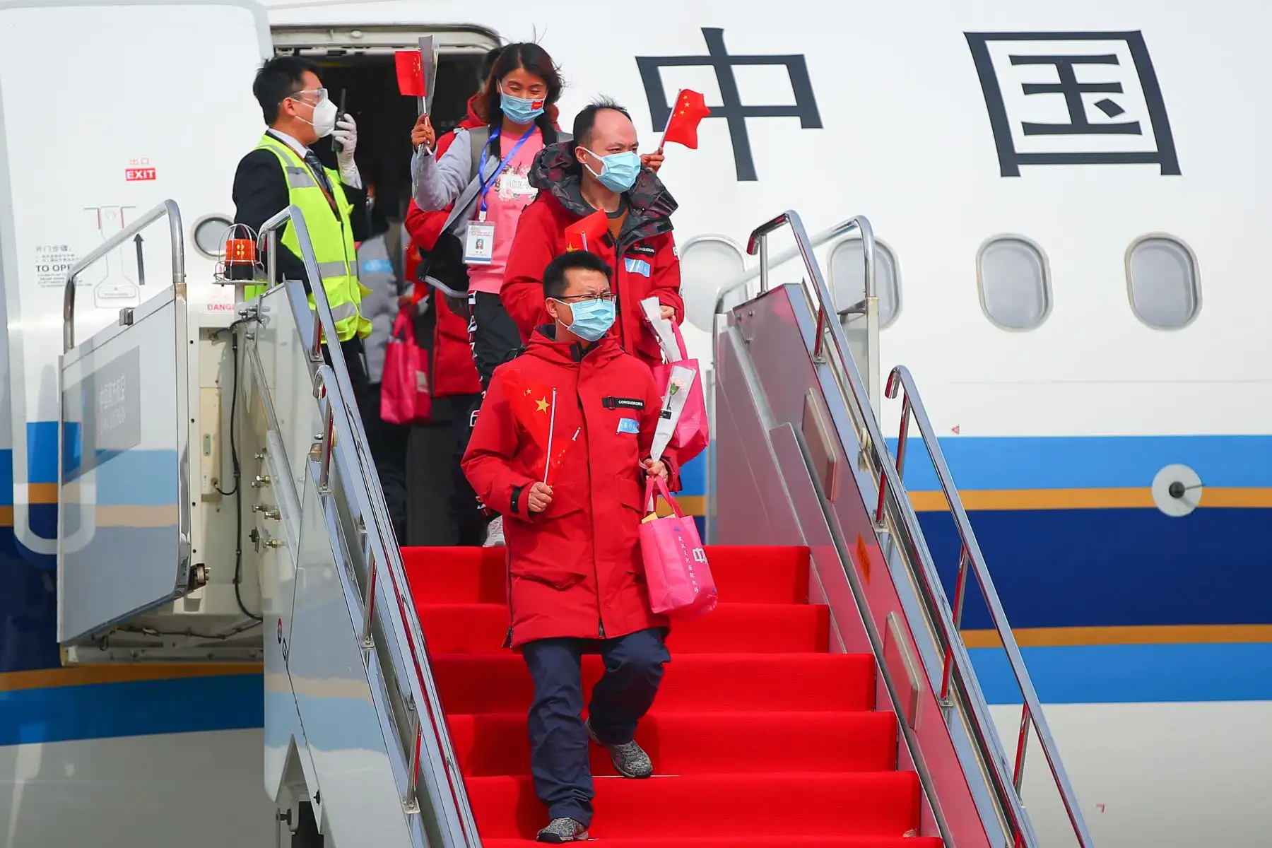 Médicos que apoyaron a la provincia de Hubei, afectada por el virus, llegan al Aeropuerto Internacional Taoxian de Shenyang, en Shenyang, en la provincia de Liaoning, en el noreste de China.
Foto: Agencia Xinhua