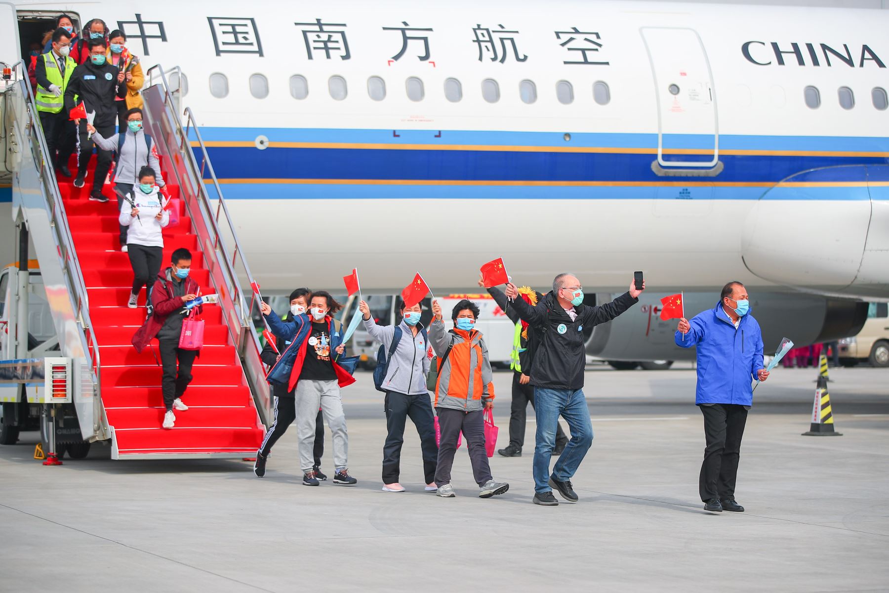 Médicos que apoyaron a la provincia de Hubei, afectada por el virus, llegan al Aeropuerto Internacional Taoxian de Shenyang, en Shenyang, en la provincia de Liaoning, en el noreste de China.
Foto: Agencia Xinhua