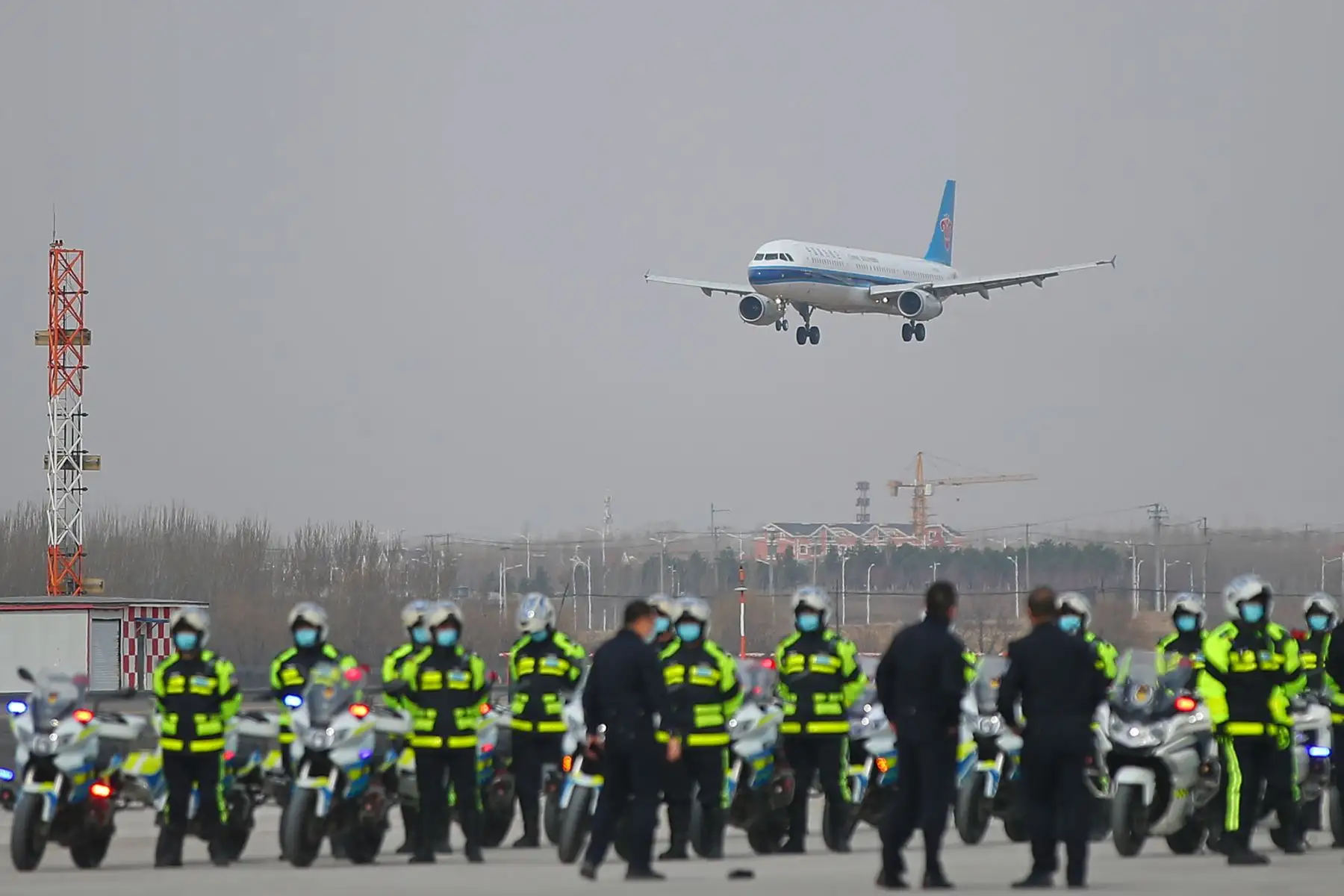 Médicos que apoyaron a la provincia de Hubei, afectada por el virus, llegan al Aeropuerto Internacional Taoxian de Shenyang, en Shenyang, en la provincia de Liaoning, en el noreste de China.
Foto: Agencia Xinhua