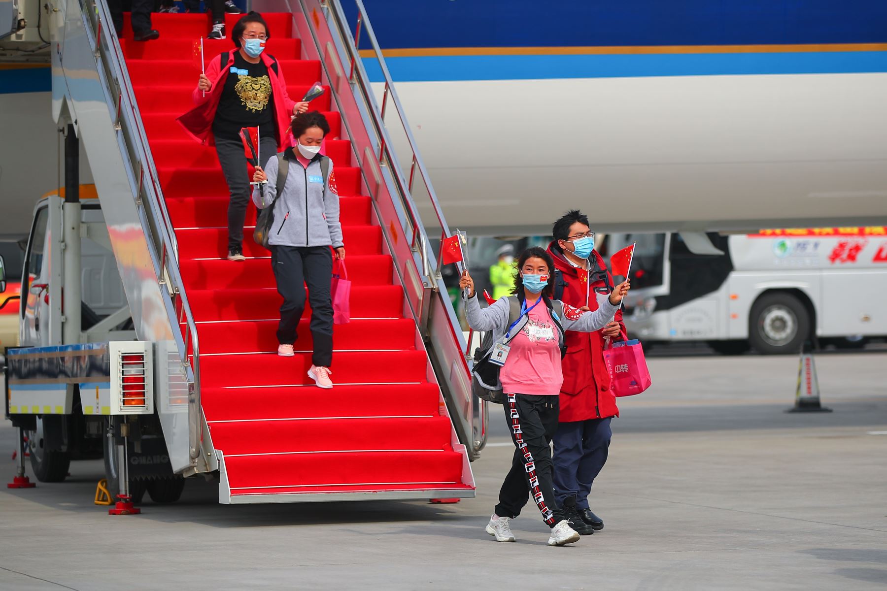 Un equipo de apoyo médico proveniente de Liaoning, que consiste de 173 miembros, dejó la provincia de Hubei a medida que el brote epidémico en la provincia afectada ha sido moderado.
Foto: Xinhua