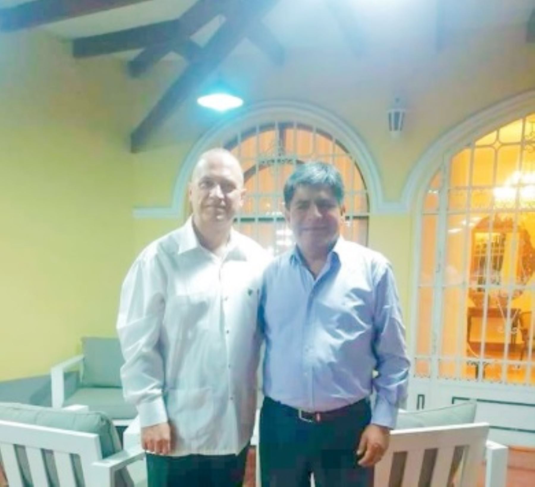 El gobernador regional de Ayacucho, Carlos Rúa, formalizó el pedido al embajador de Cuba, Sergio Gonzáles Gonzáles, con la finalidad de garantizar la presencia de expertos cubanos en los principales establecimientos estratégicos de Ayacucho.