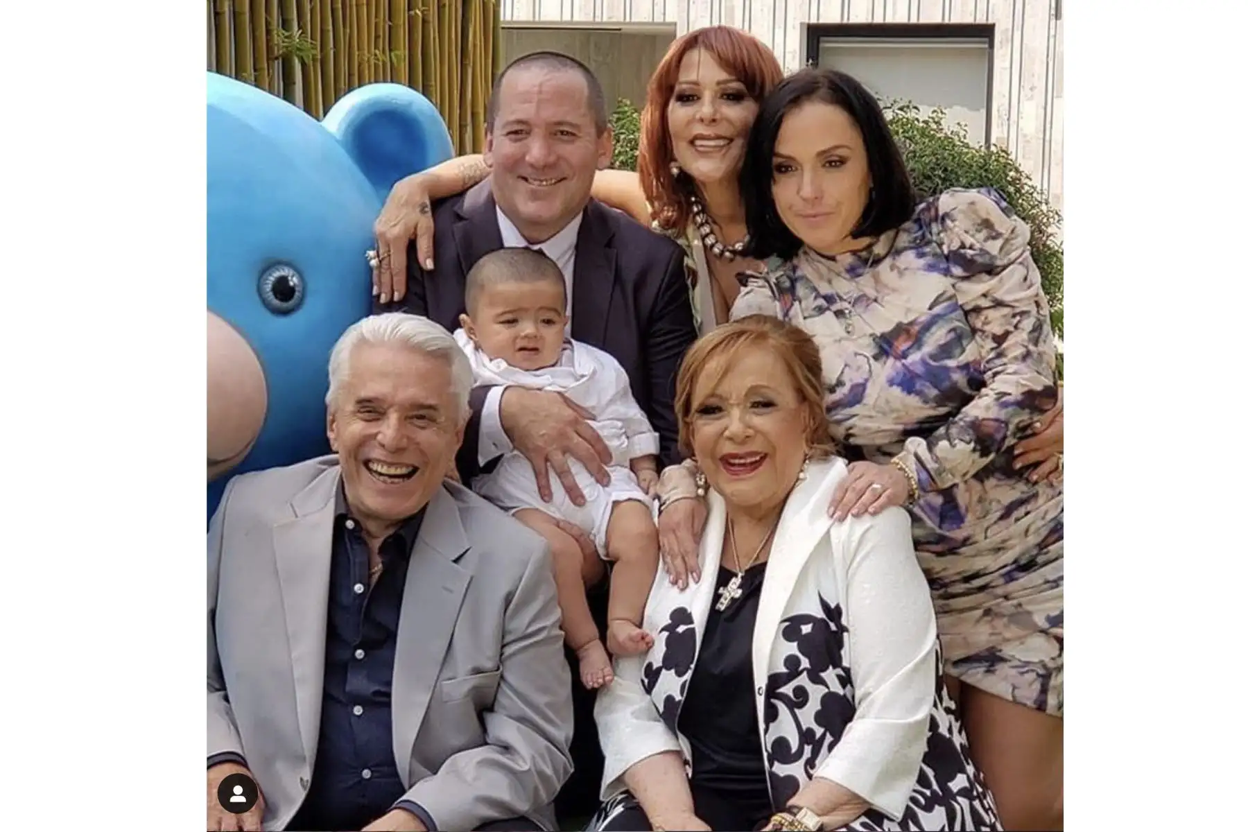 Artista Alejandra Guzmán y su familia  se quedan en casa como medida para combaitir al covid-19.
Foto: Instagram Alejandra Guzmán