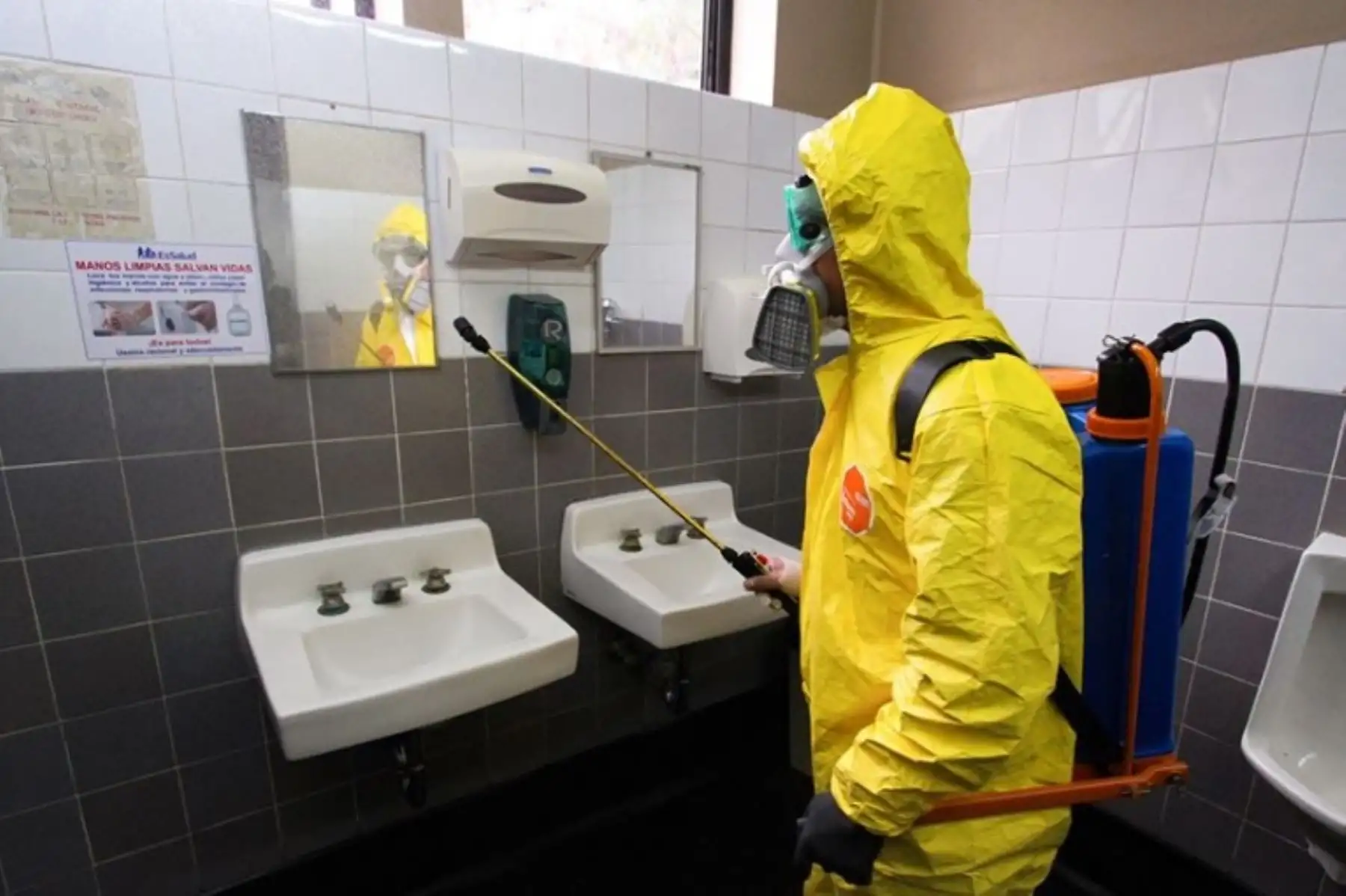 Los ambientes de los hospitales de contingencia Antonio Lorena y Adolfo Guevara del Seguro Social de Salud (EsSalud) de la ciudad del Cusco fueron fumigados y desinfectados por especialistas y trabajadores del Gobierno Regional del Cusco.
