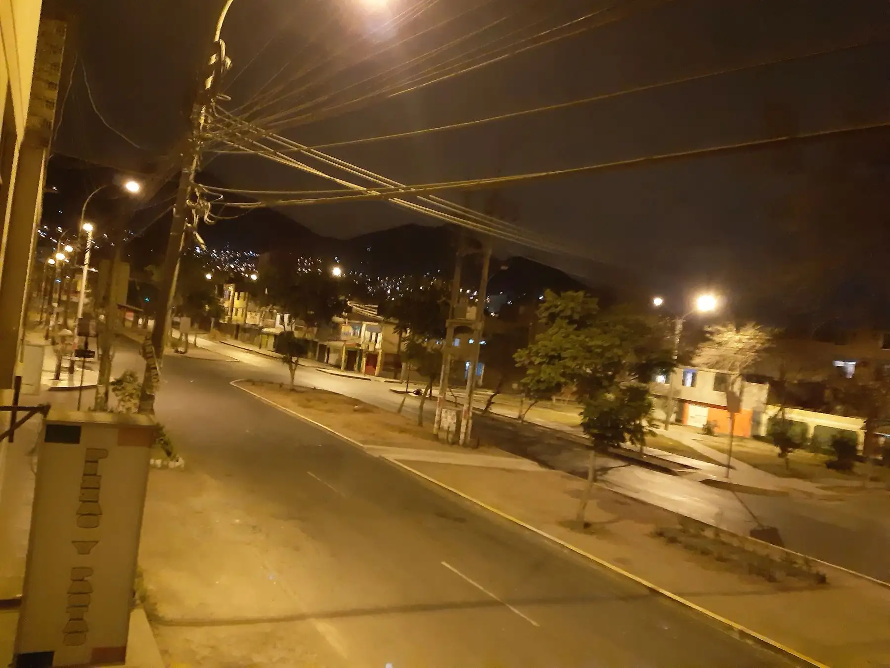 Pobladores de  Urb. San Agustin Comas acatan la Inmovilización social obligatoria desde las 20:00 hasta las 05:00 horas. Foto: ANDINA/Jhony Laurente