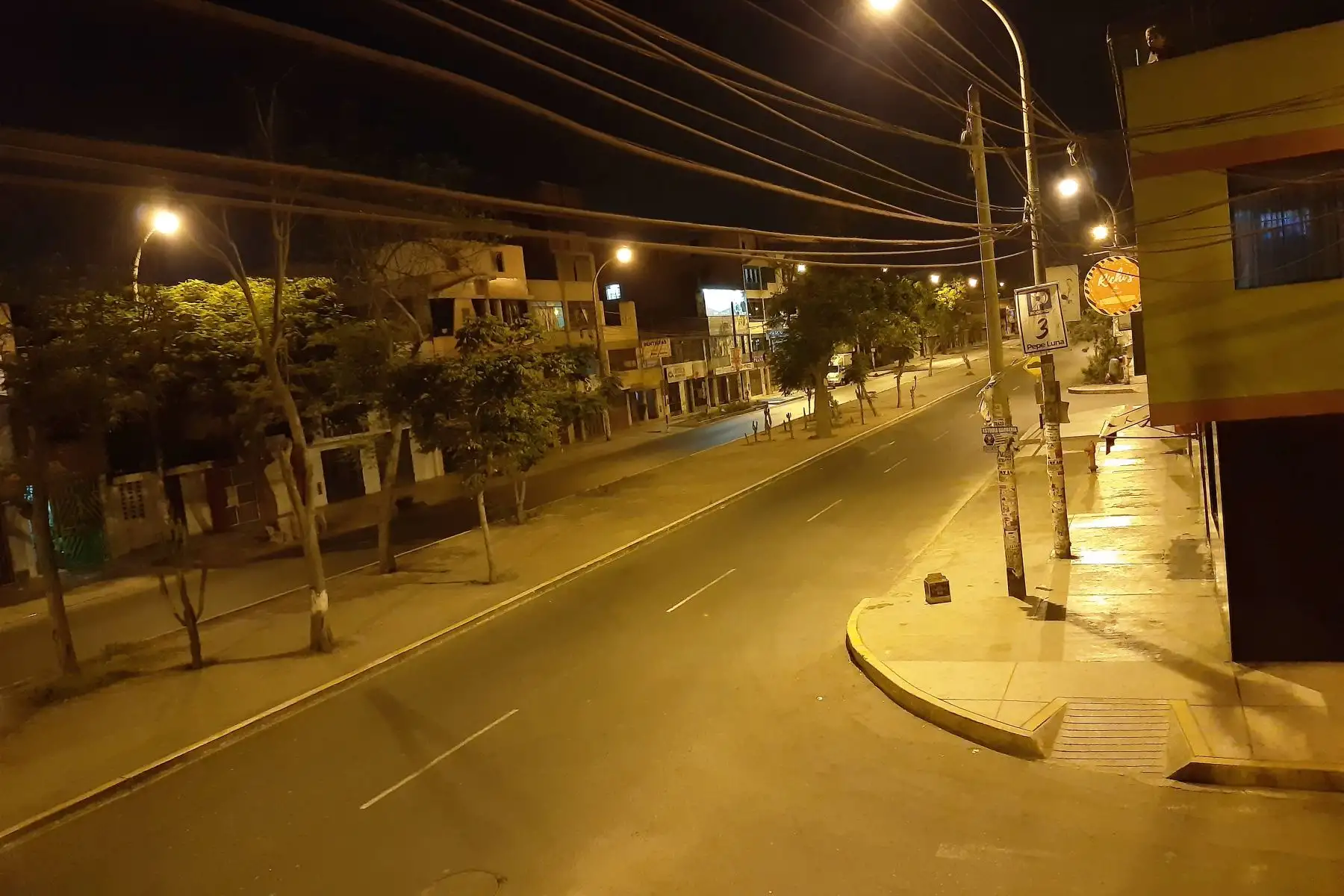 Pobladores de  Urb. San Agustin Comas acatan la Inmovilización social obligatoria desde las 20:00 hasta las 05:00 horas. Foto: ANDINA/Jhony Laurente