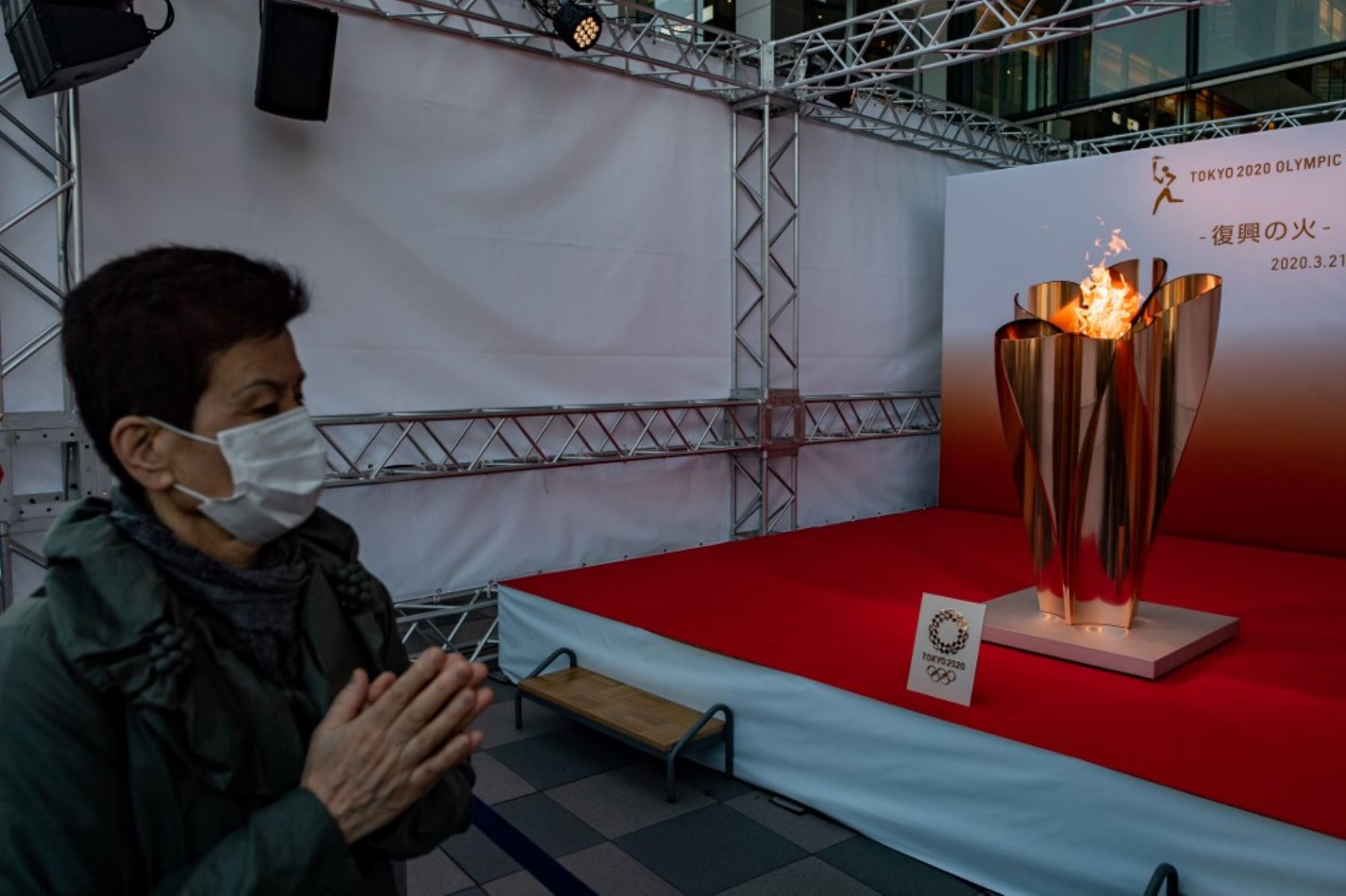 Decenas de miles de personas acudieron al sitio donde se encuentra el pebetero con la llama olímpica en el noreste de Japón durante el fin de semana, a pesar de las preocupaciones sobre la pandemia de coronavirus.