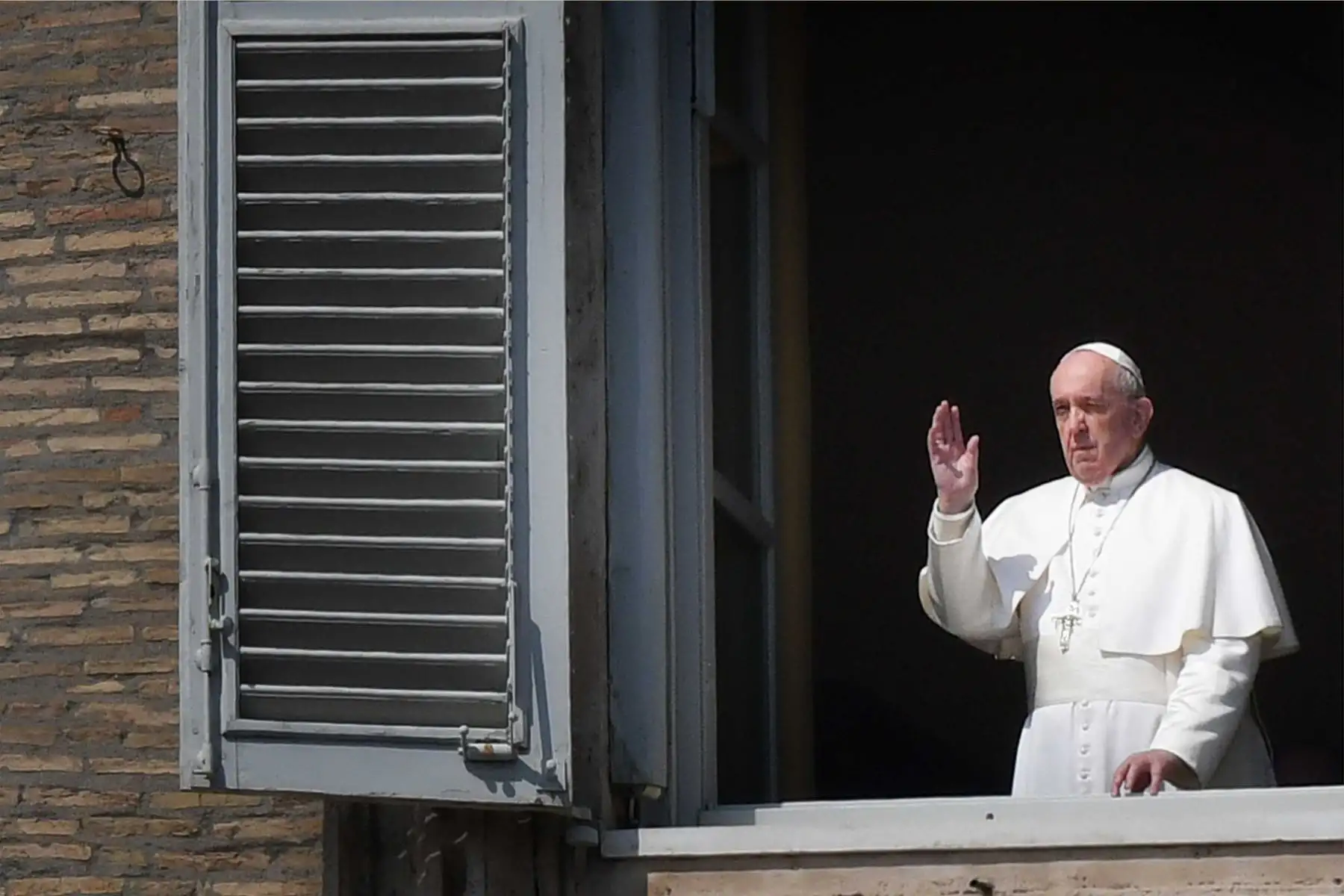 El Papa Francisco saluda desde la ventana del palacio apostólico con vista a una plaza vacía de San Pedro después de su transmisión en vivo de la oración del Ángelus cuando elmundo vive momentos de angustia tras el COVID-19.
Foto: AFP