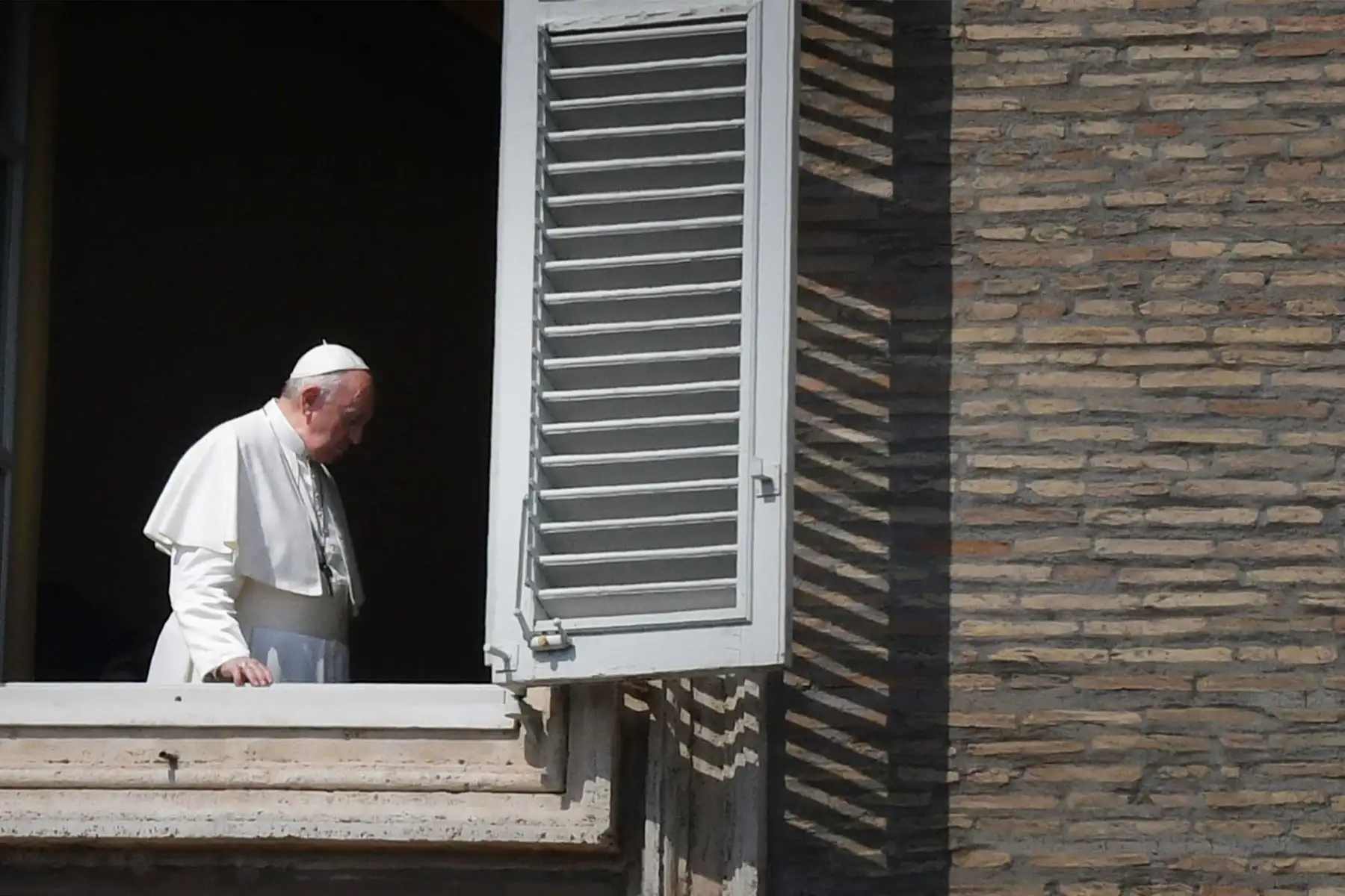 El Papa Francisco saluda desde la ventana del palacio apostólico con vista a una plaza vacía de San Pedro después de su transmisión en vivo de la oración del Ángelus cuando elmundo vive momentos de angustia tras el COVID-19.
Foto: AFP