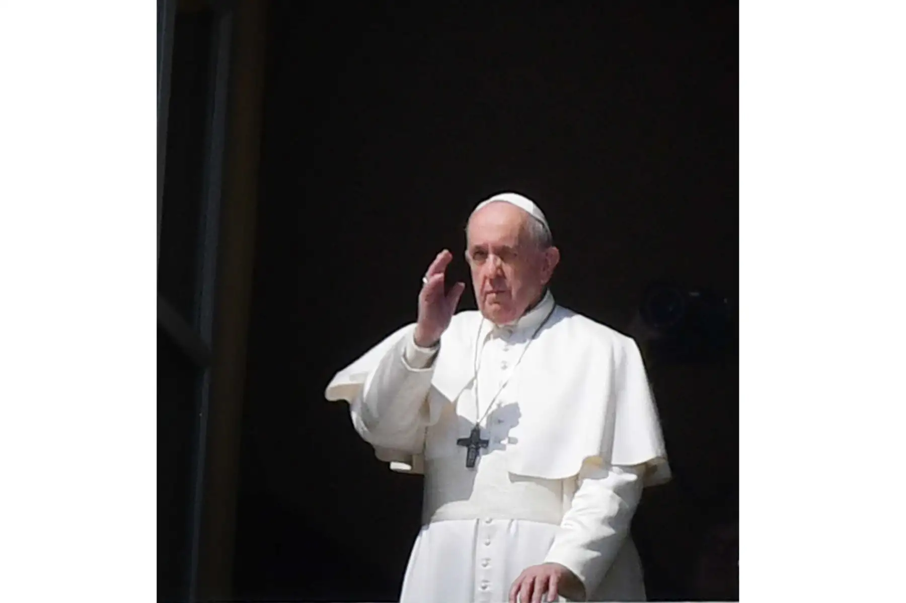 El Papa Francisco saluda desde la ventana del palacio apostólico con vista a una plaza vacía de San Pedro después de su transmisión en vivo de la oración del Ángelus cuando elmundo vive momentos de angustia tras el COVID-19.
Foto: AFP