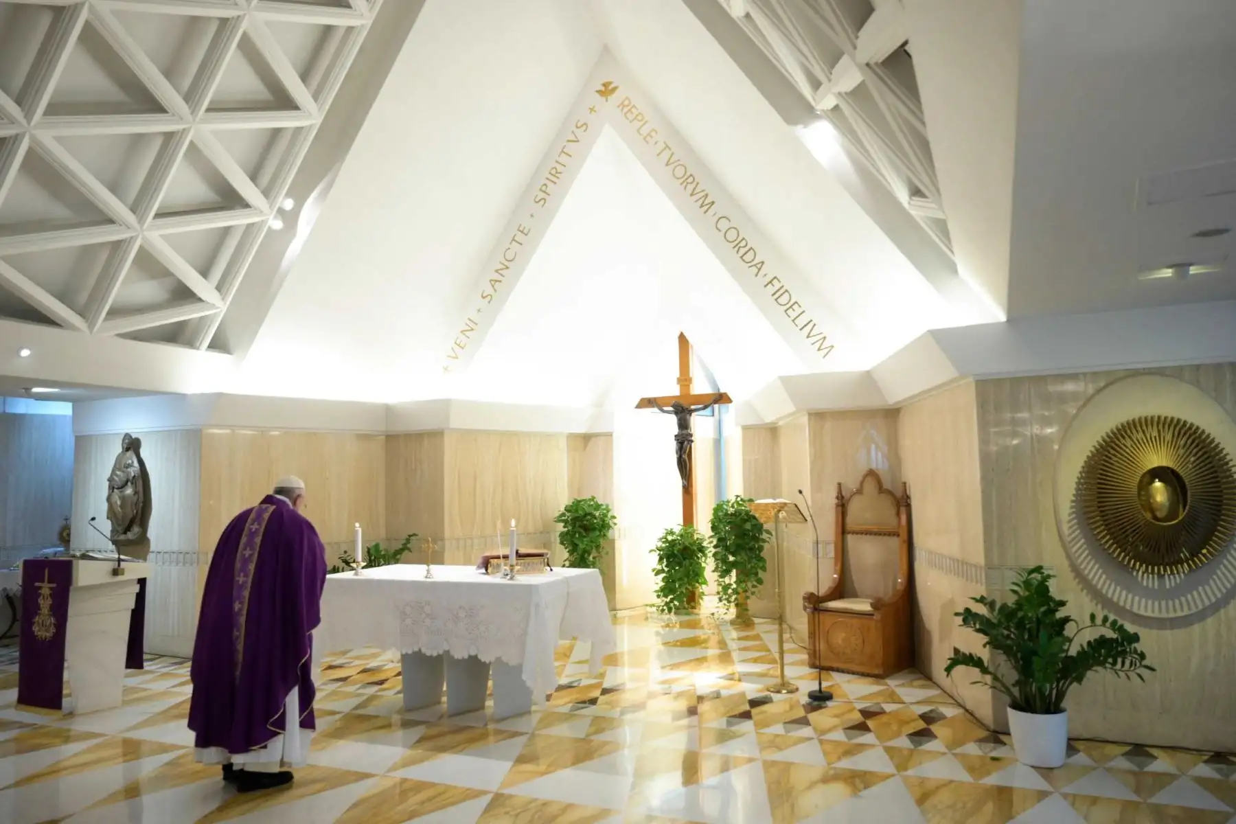 Papa Francisco celebra una santa misa en la iglesia de Santa Marta, Ciudad del Vaticano.
Foto: EFE