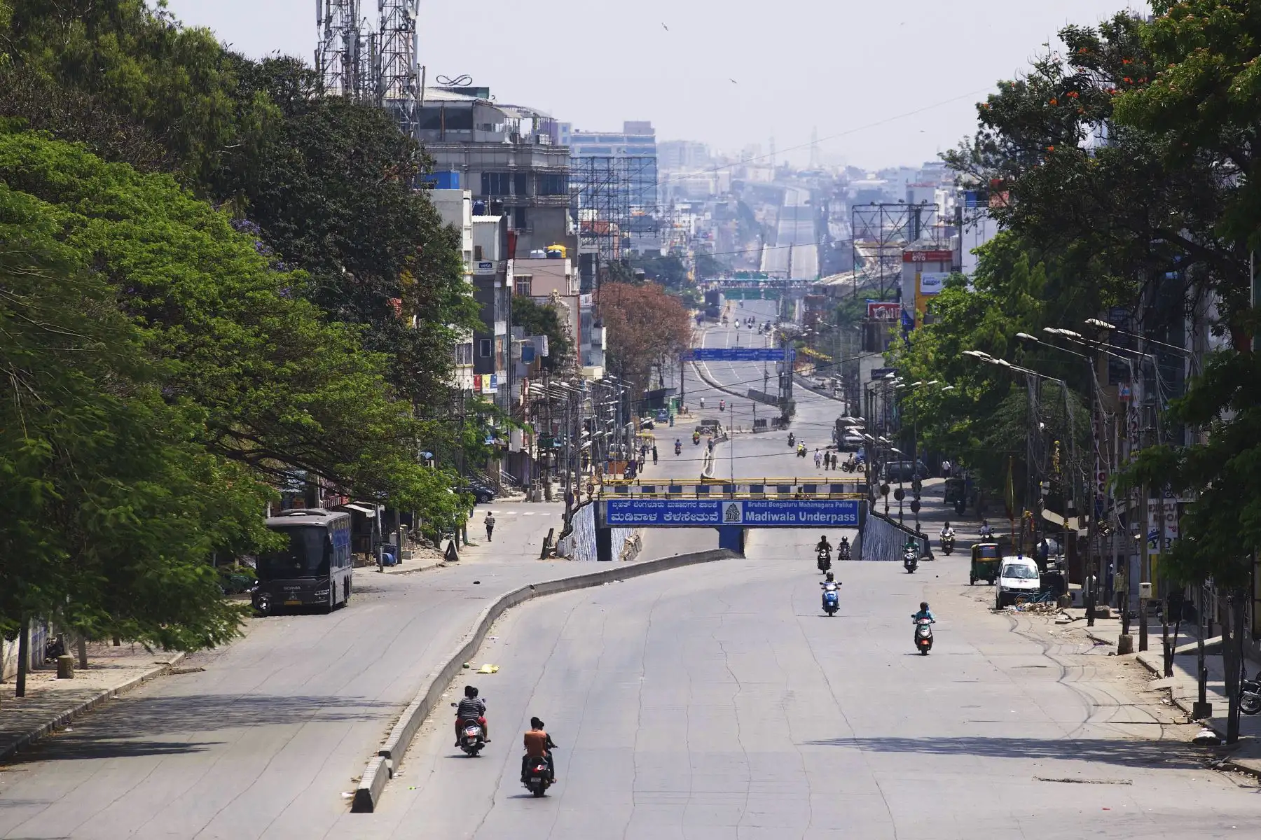 Los automovilistas se mueven por el cruce de Madiwala que conduce a Electronic City durante un toque de queda nacional impuesto como medida preventiva contra el coronavirus en Bangalore.
Foto: AFP