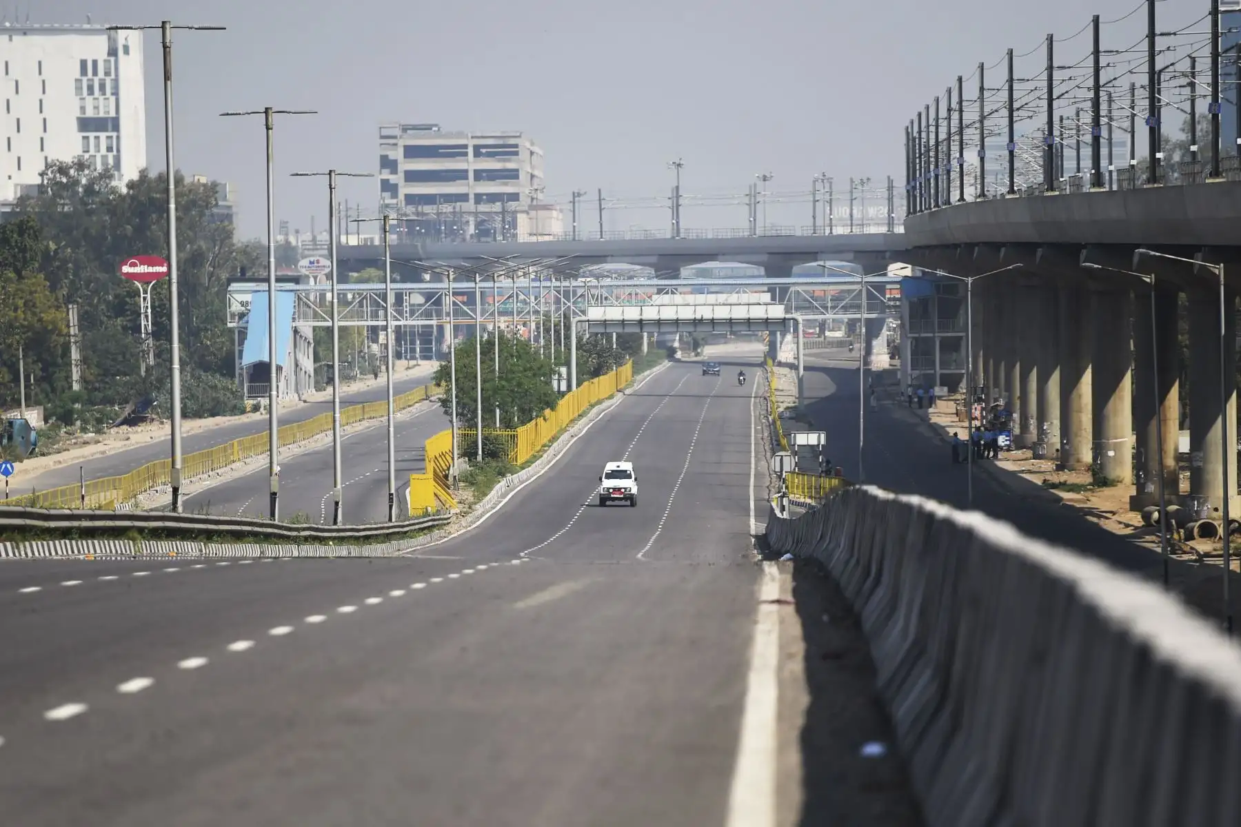 Un vehículo se mueve a través de una carretera desierta durante un toque de queda nacional  como medida preventiva contra el coronavirus  en Faridabad, India.
Foto: AFP