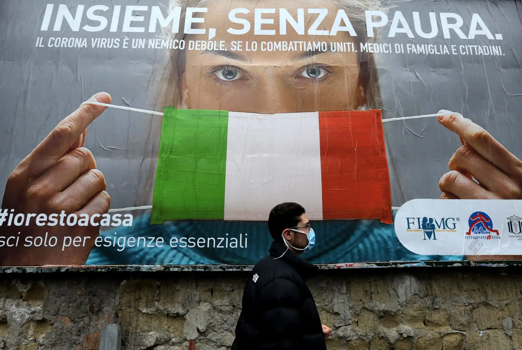 Un hombre pasa junto a una gran valla publicitaria para dar a conocer las medidas tomadas por el gobierno italiano para luchar contra la propagación del COVID-19 en Nápoles, Italia.
Foto: AFP