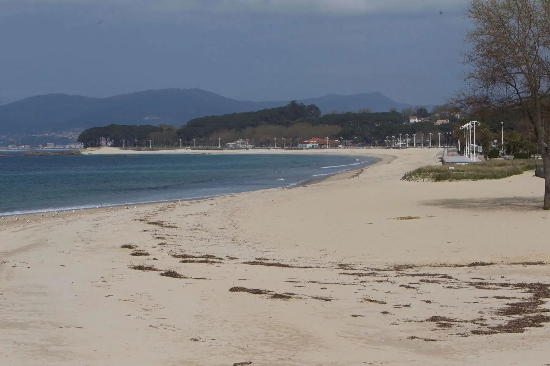 Playa de Samil, en Vigo, vacía con motivo de las medidas del estado de alarma a causa de la crisis del coronavirus. 
Foto: EFE