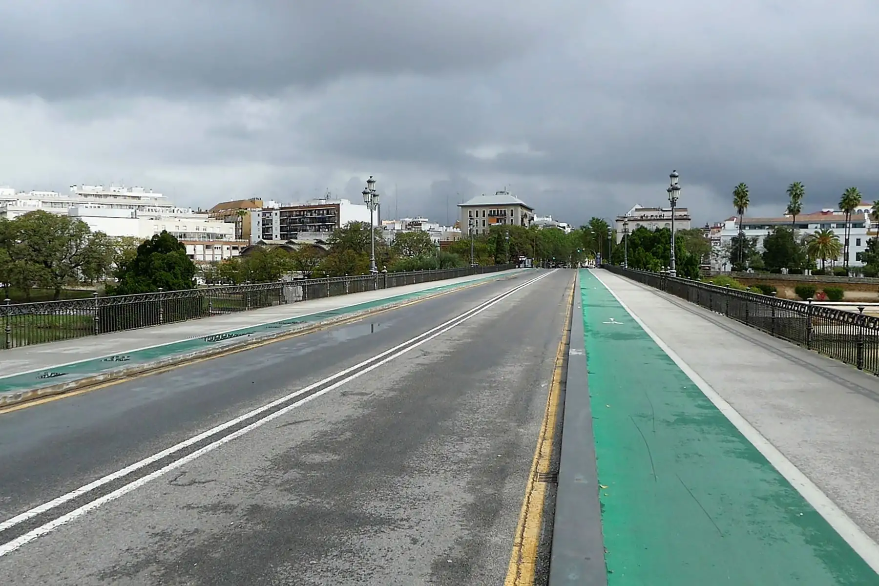 Vista del Puente de Triana en Sevilla, hoy completamente vacío durante el octavo día tras el decreto de alarma por la pandemia de coronavirus. 
Foto: EFE