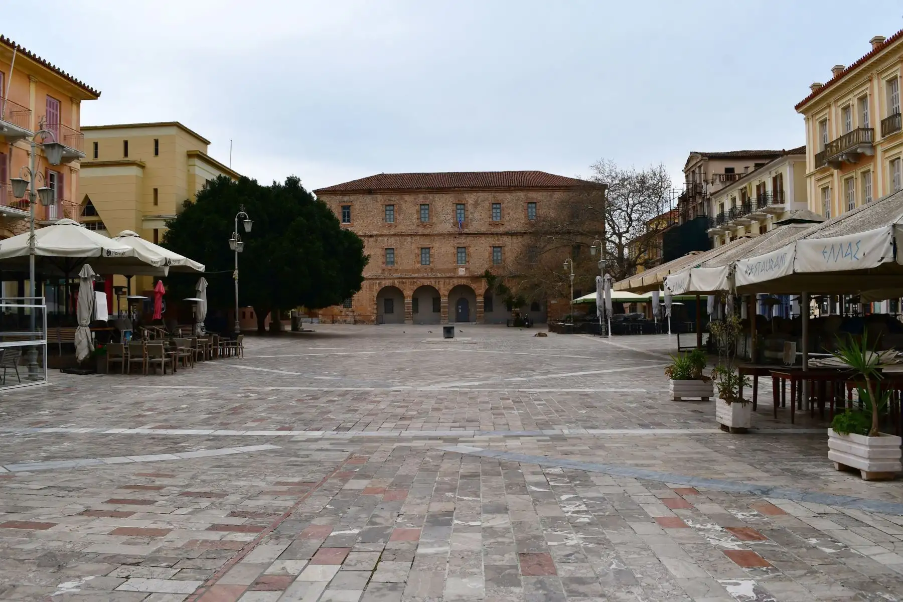 Una vista de una calle vacía en el centro de Nafplio, Peloponeso, Grecia. El Ministro de Salud de Grecia reiteró la importancia de permanecer en el interior de sus casas.
Foto: EFE