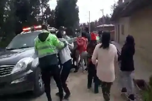 Jauja: detienen a 6  personas por tratar de impedir que se practique descarte del Covid-19 a sus familiares.